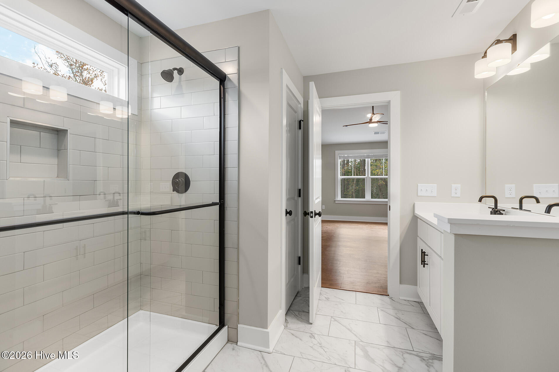 100544259 | Photo 19