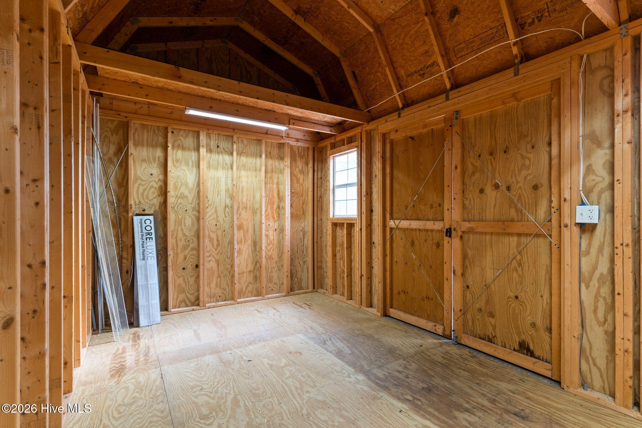 100548776 | Photo 41