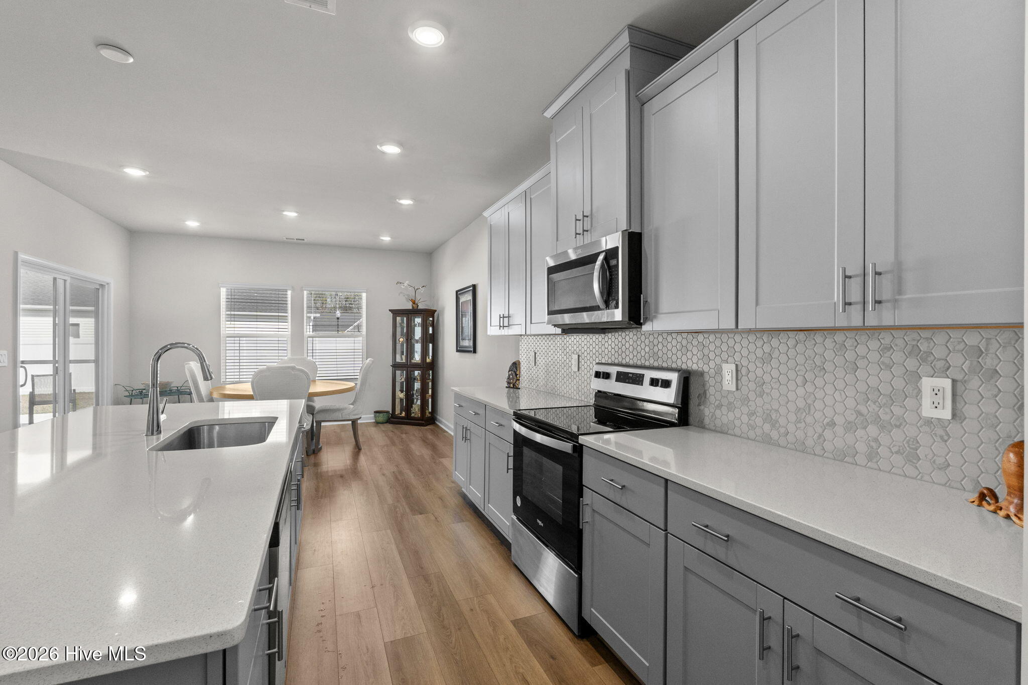 100563775 | Photo 15