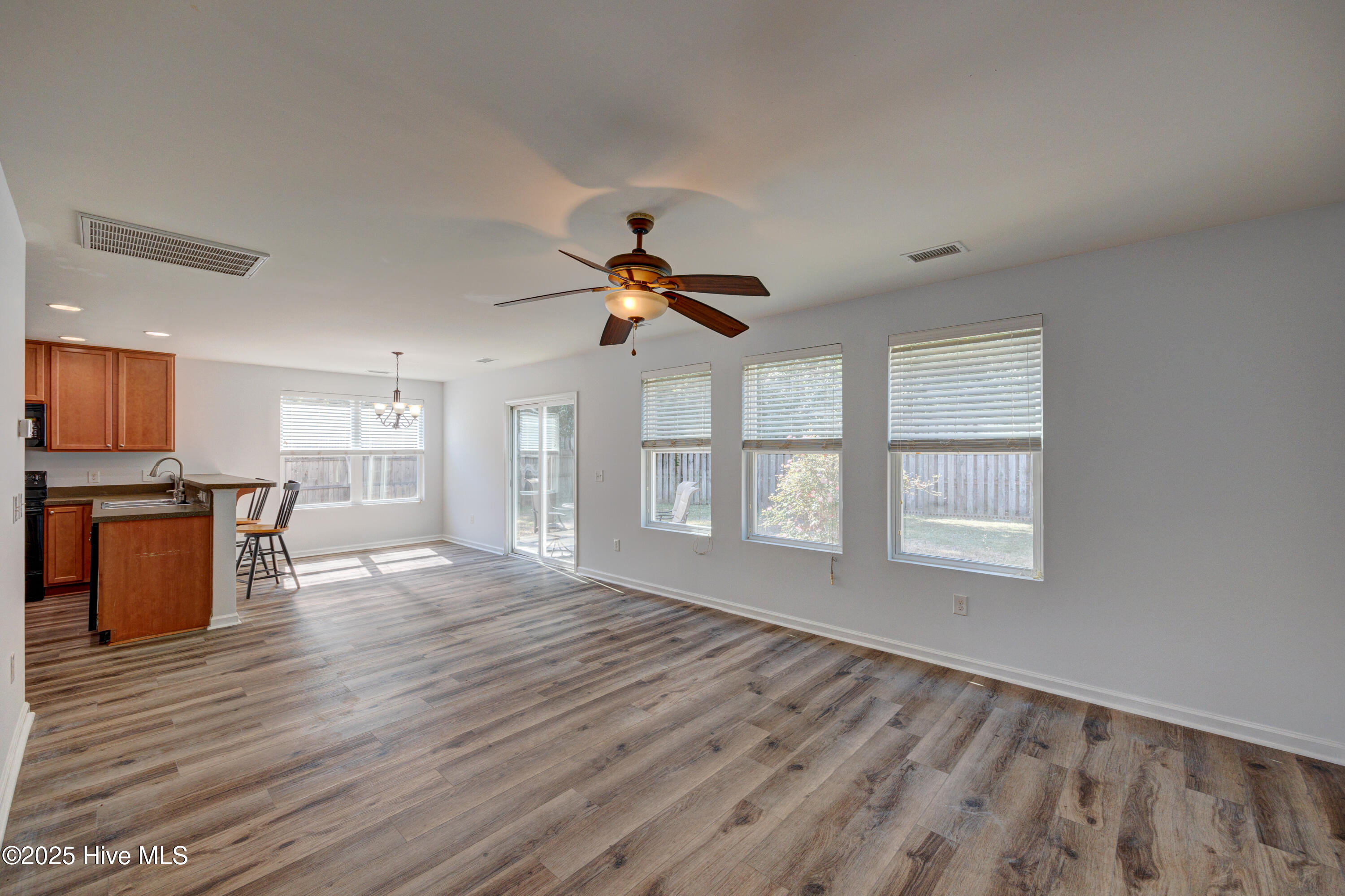 100530947 | Photo 12