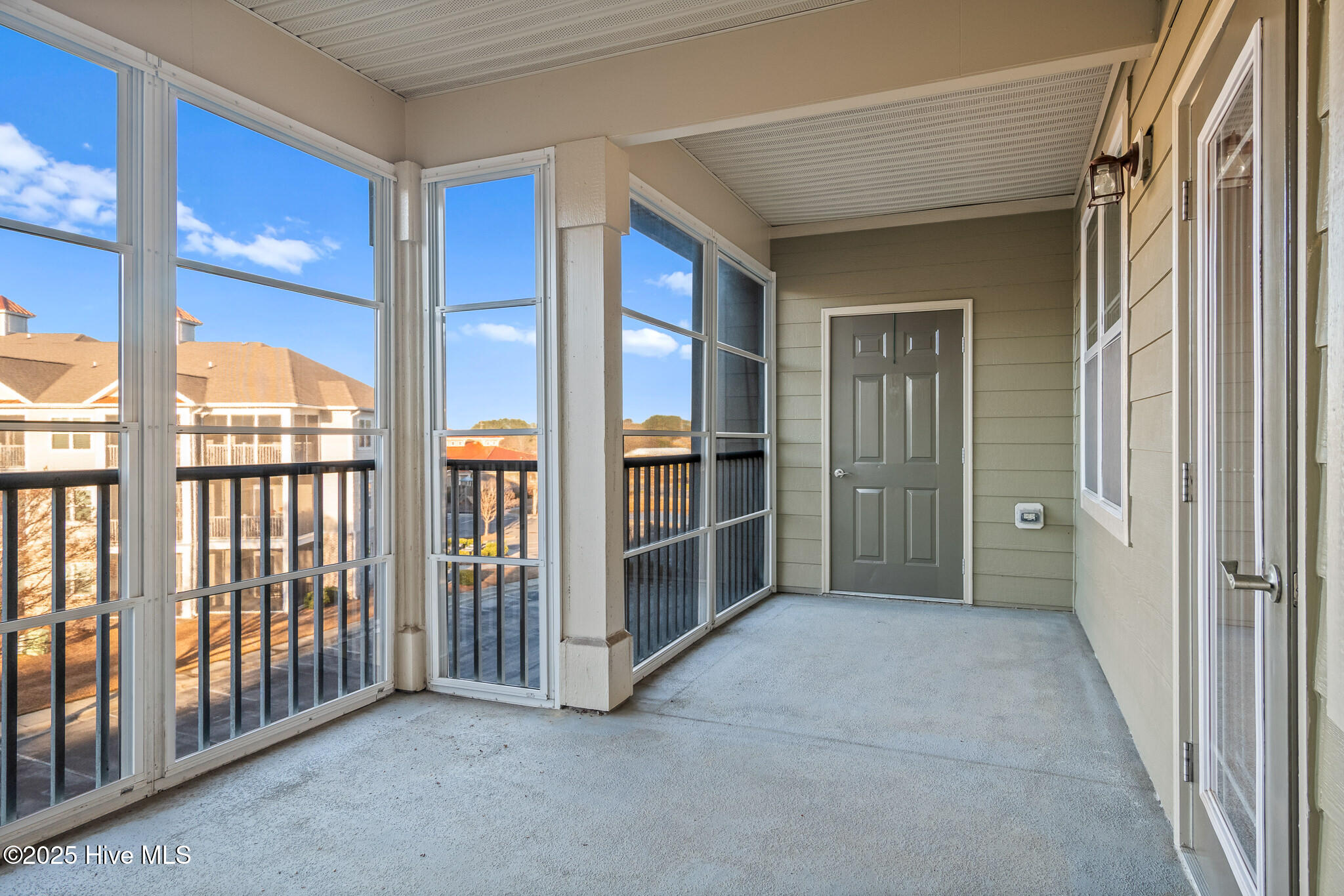 100546271 | Photo 26