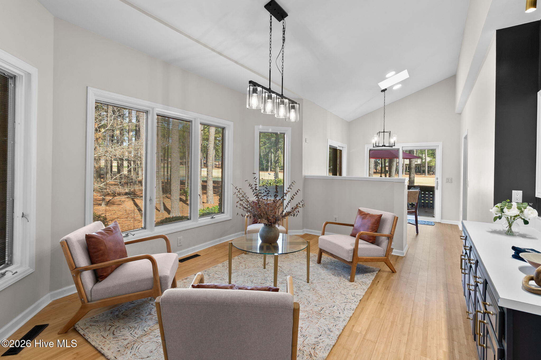 Sitting area, off living room
