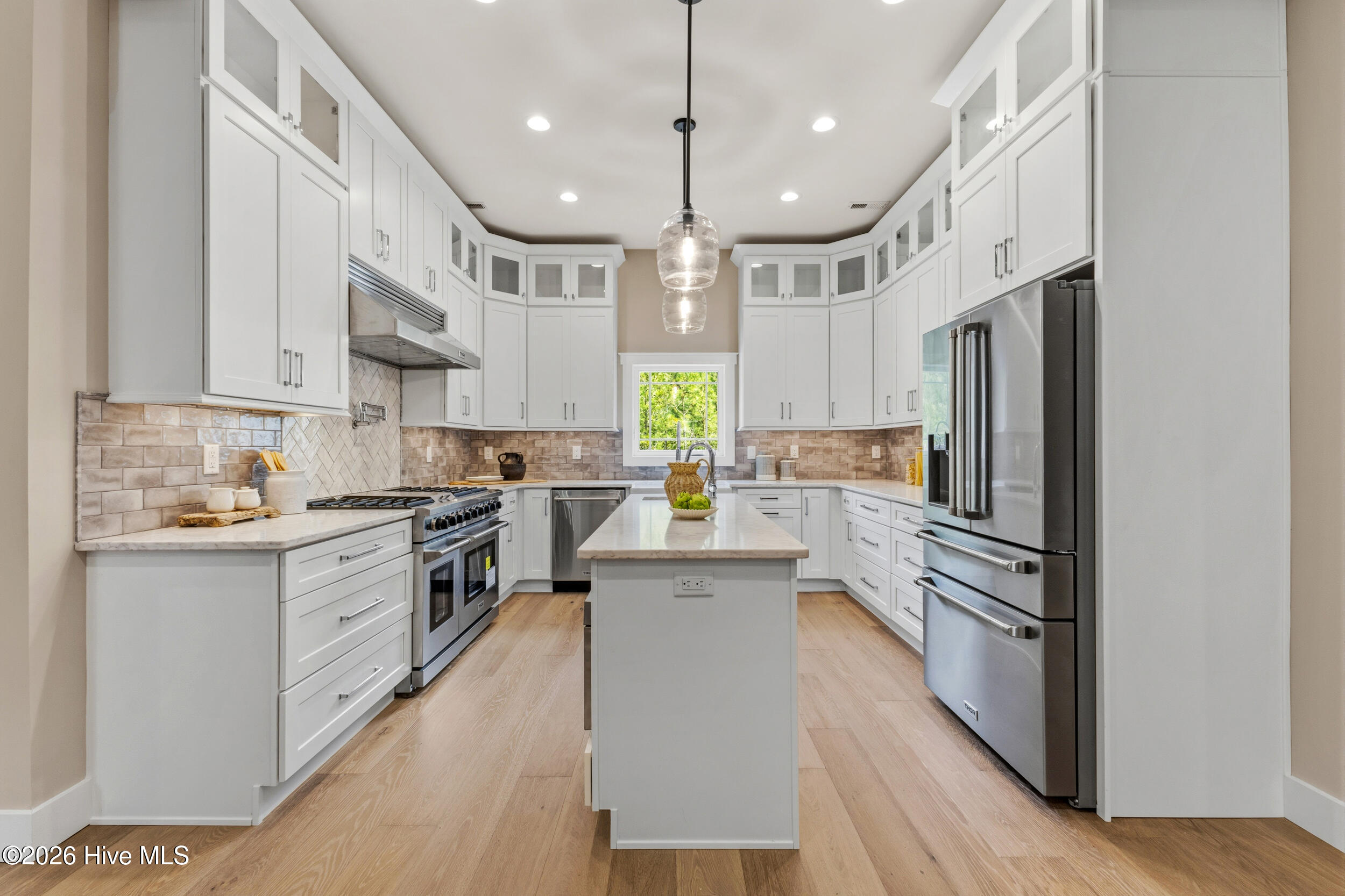 100566568 | Photo 20