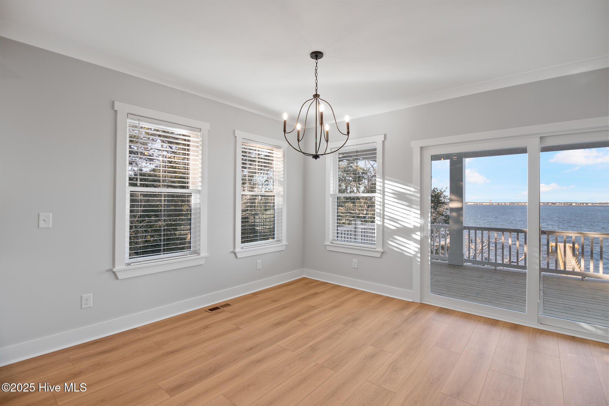 100545978 | Photo 38