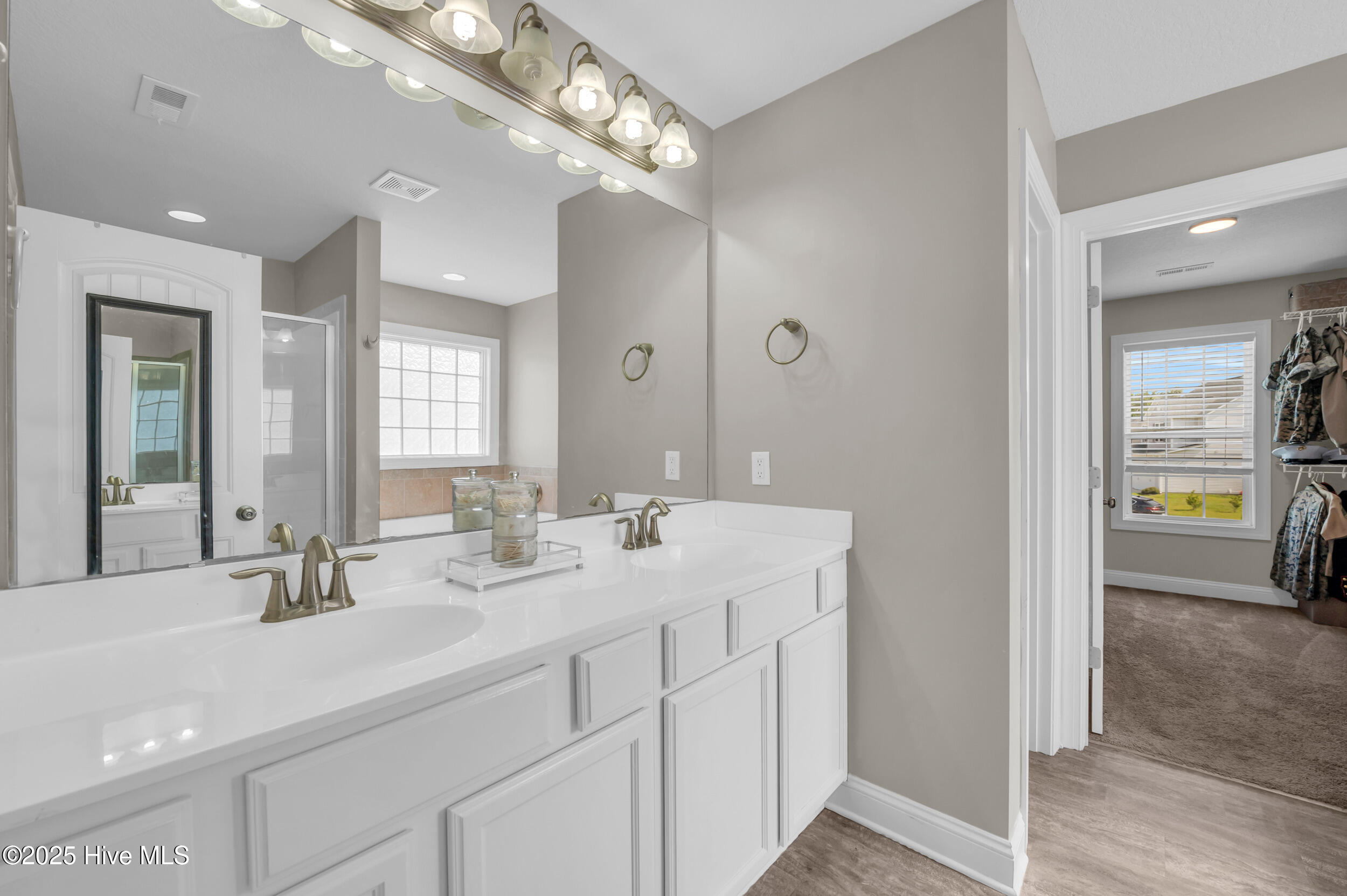 100522900 | Photo 23