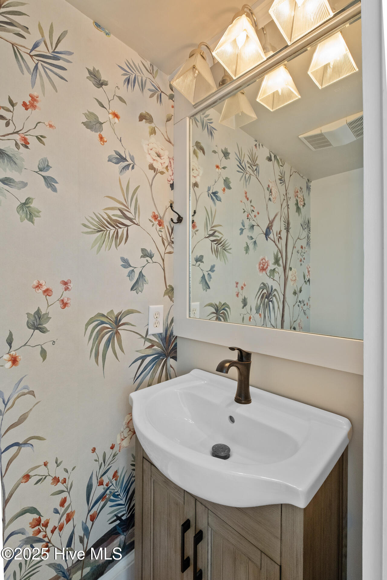 100493663 | Photo 17