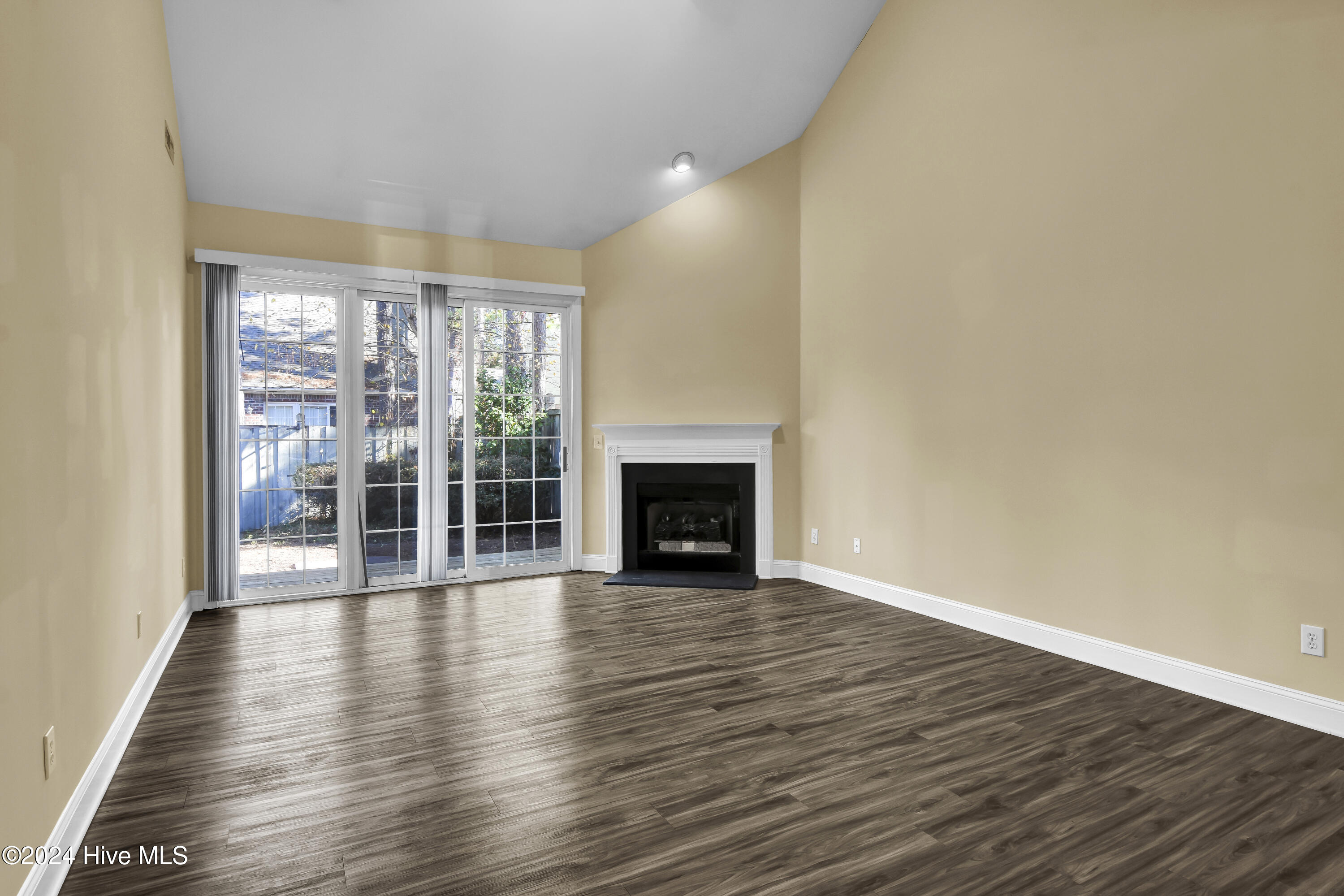 100558225 | Photo 10