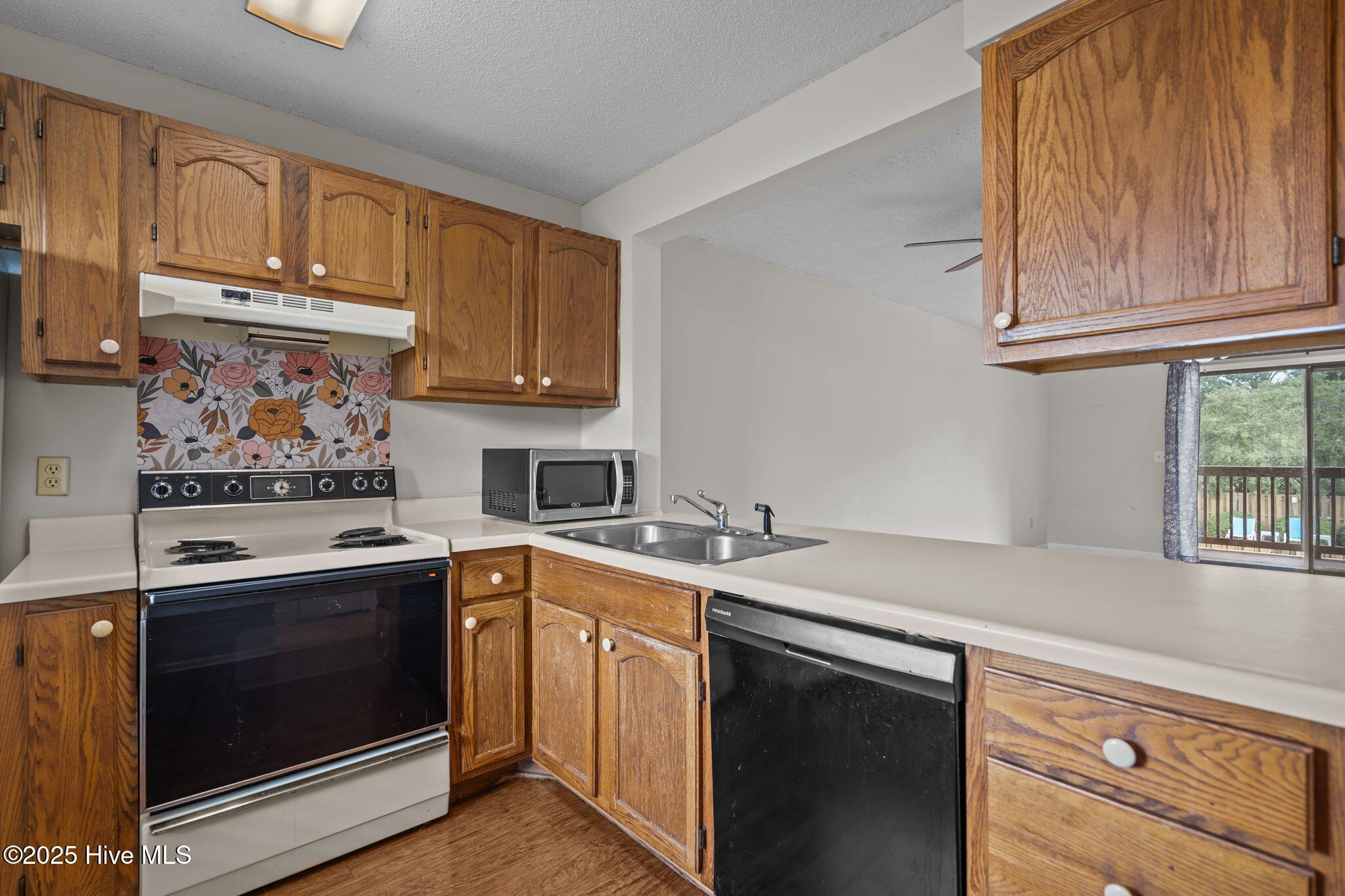 100529850 | Photo 10