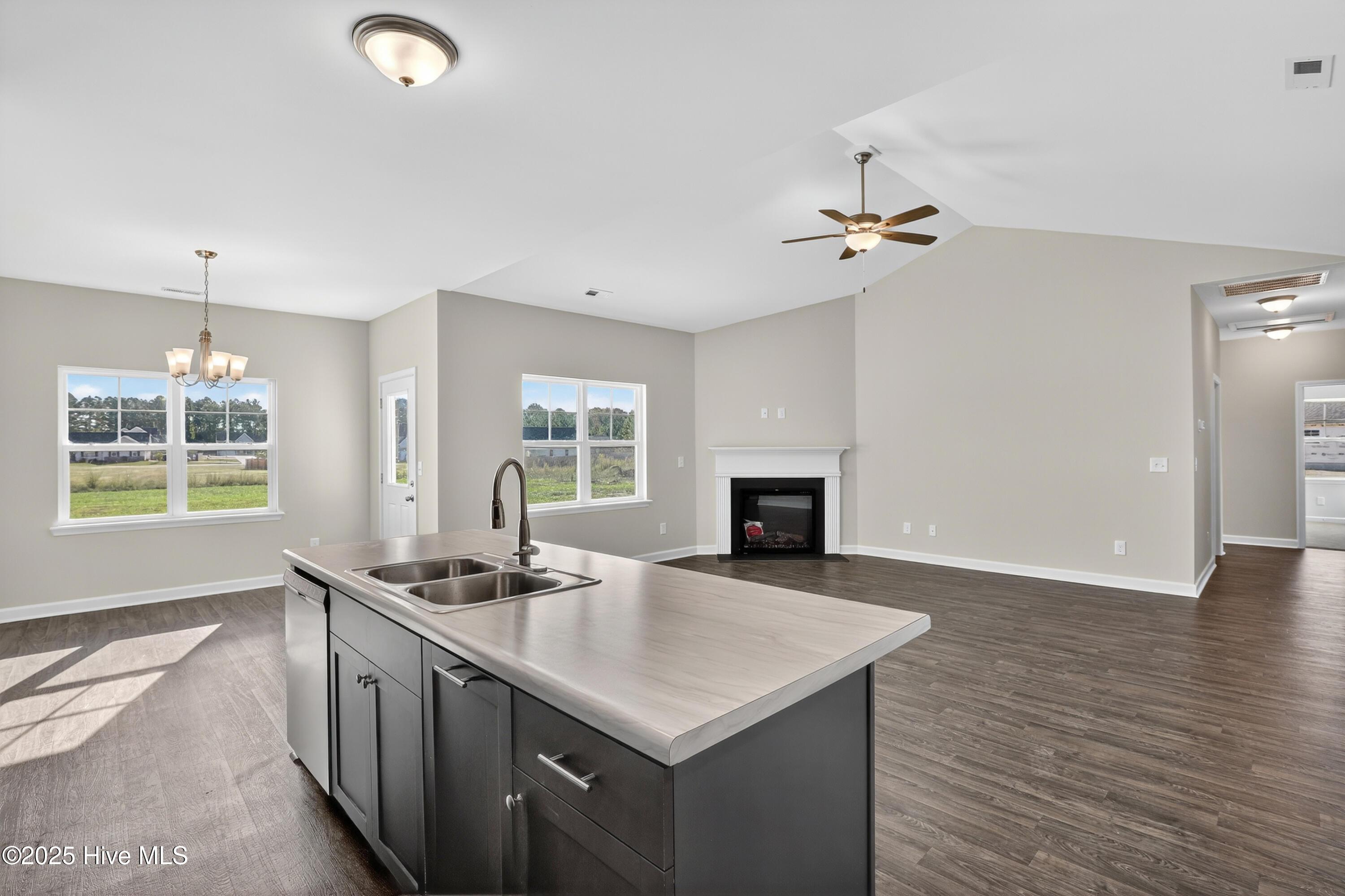 100505090 | Photo 10