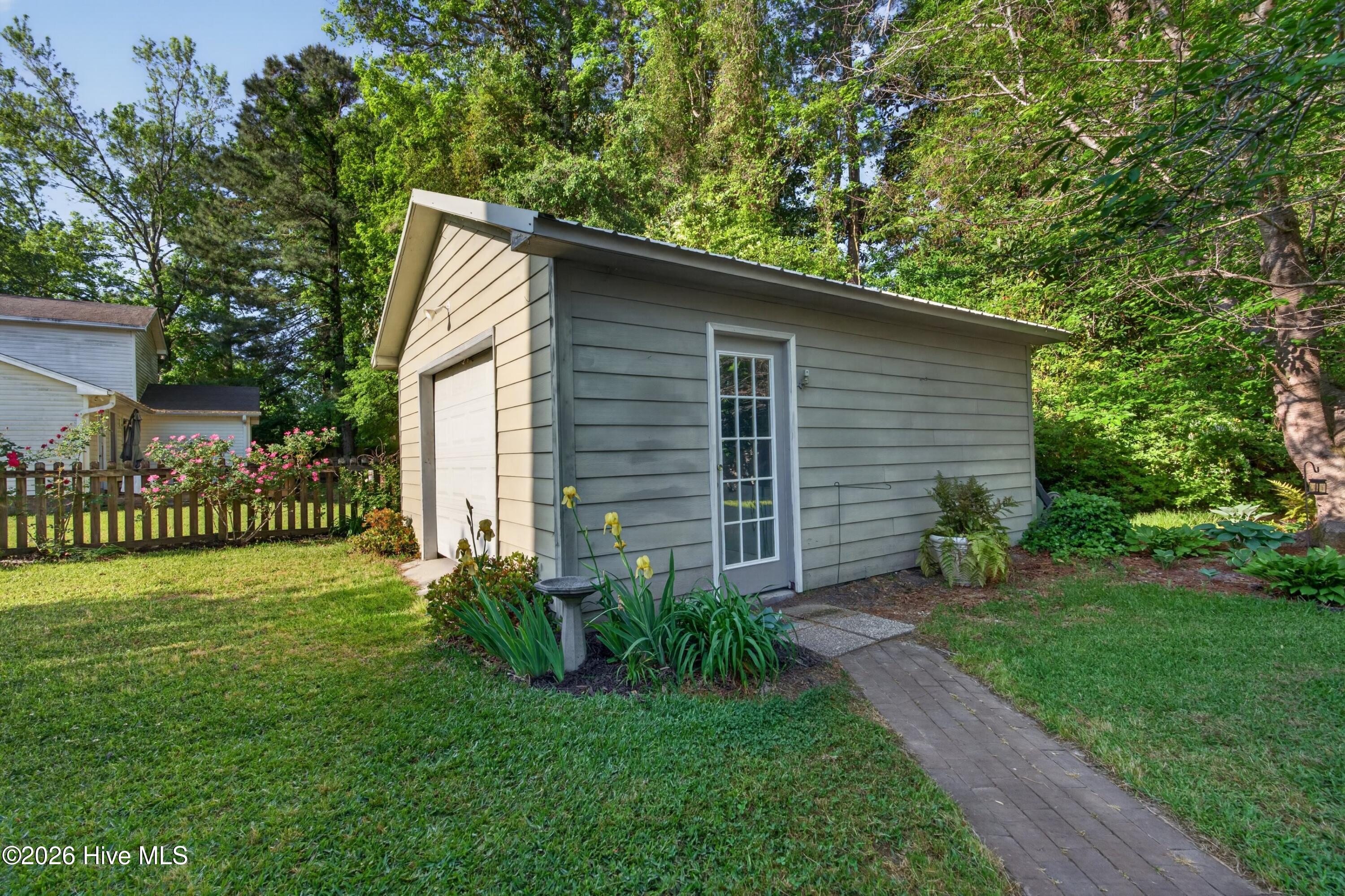 100569160 | Photo 38