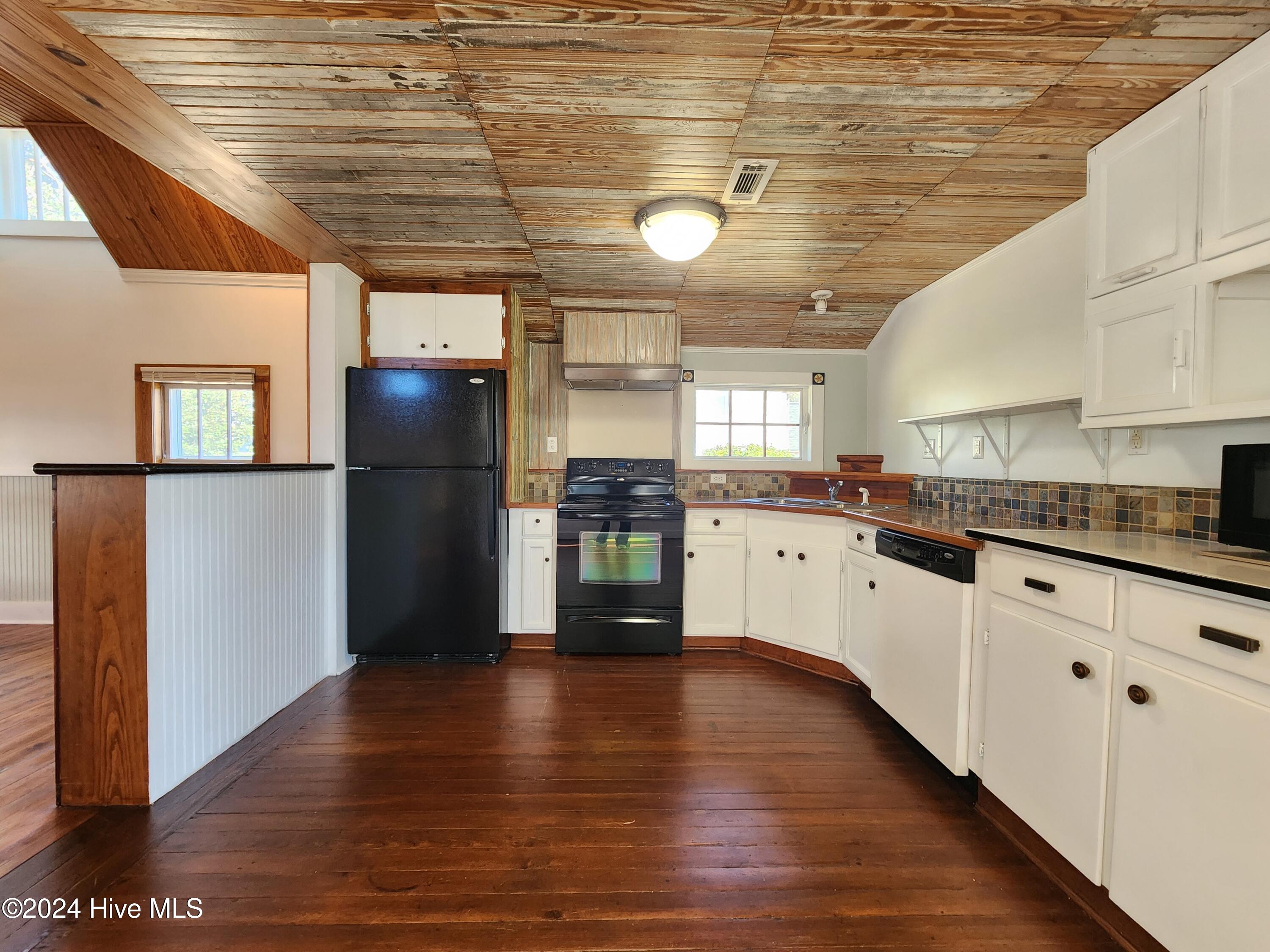 100570380 | Photo 10