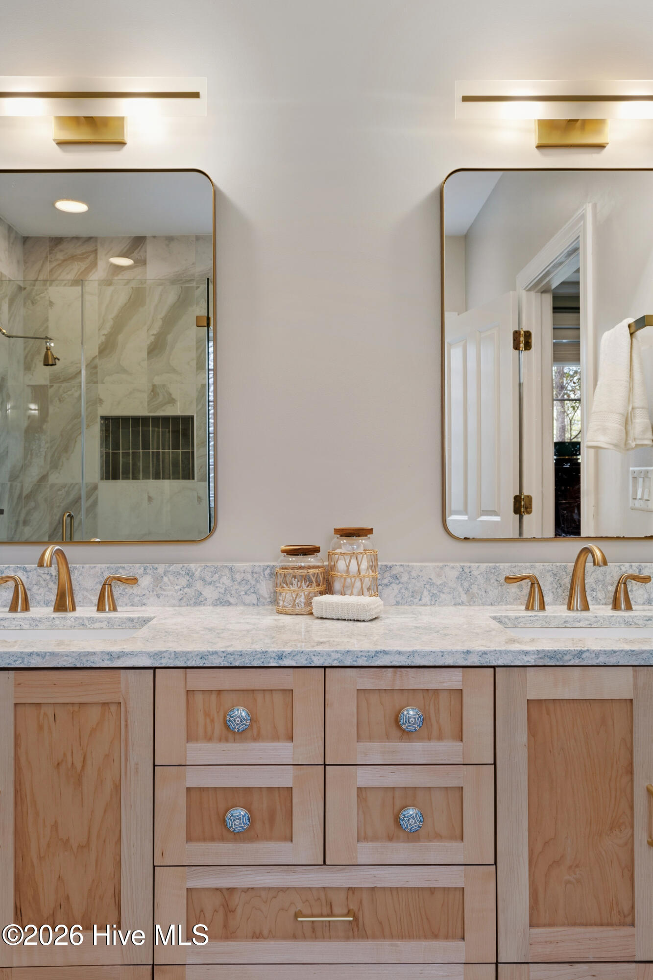 100564040 | Photo 26