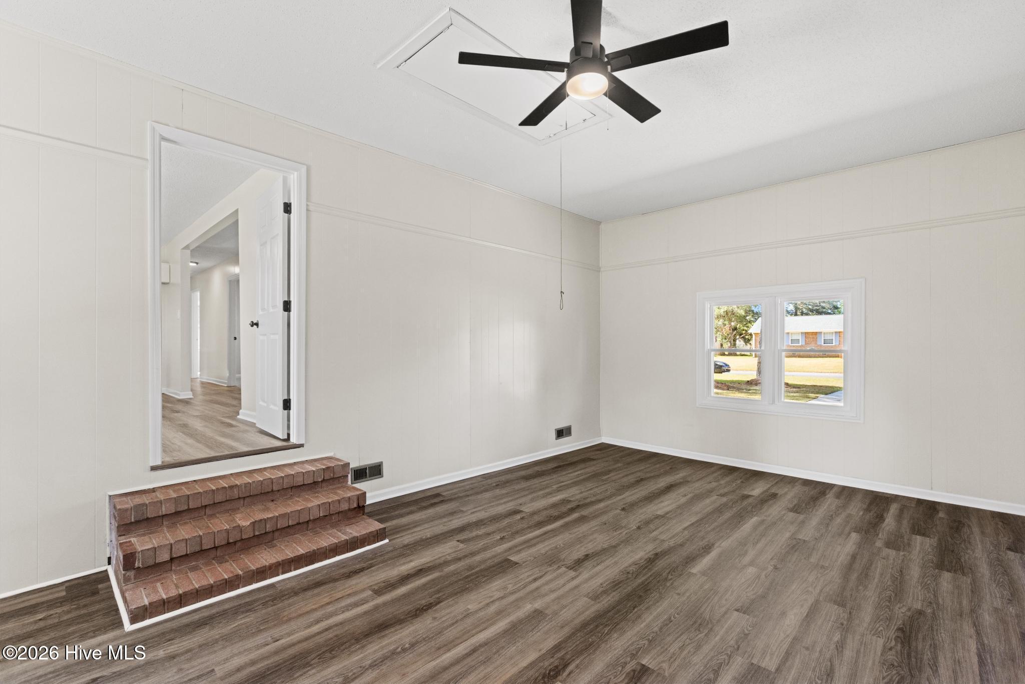 100565282 | Photo 25