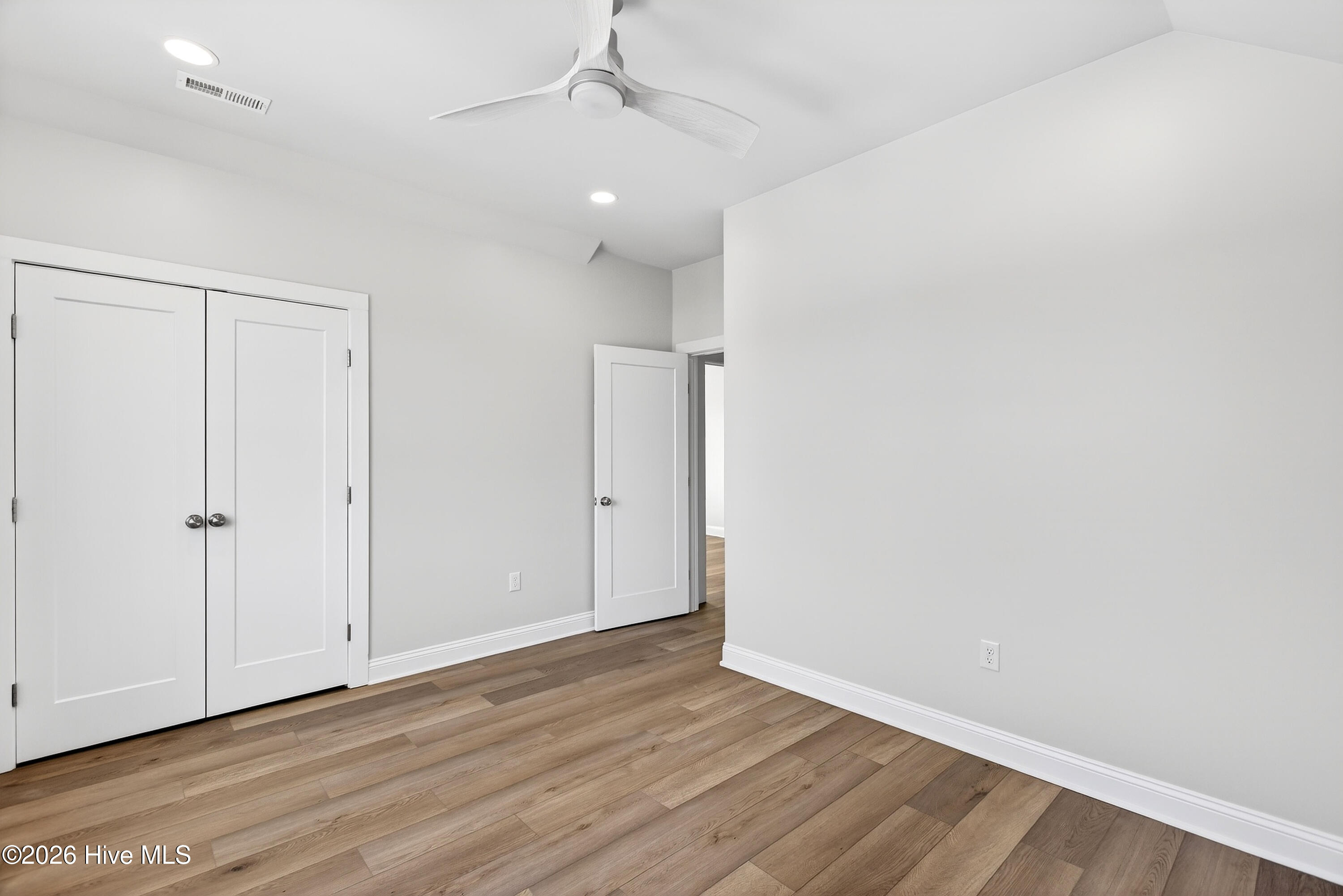 100559687 | Photo 27