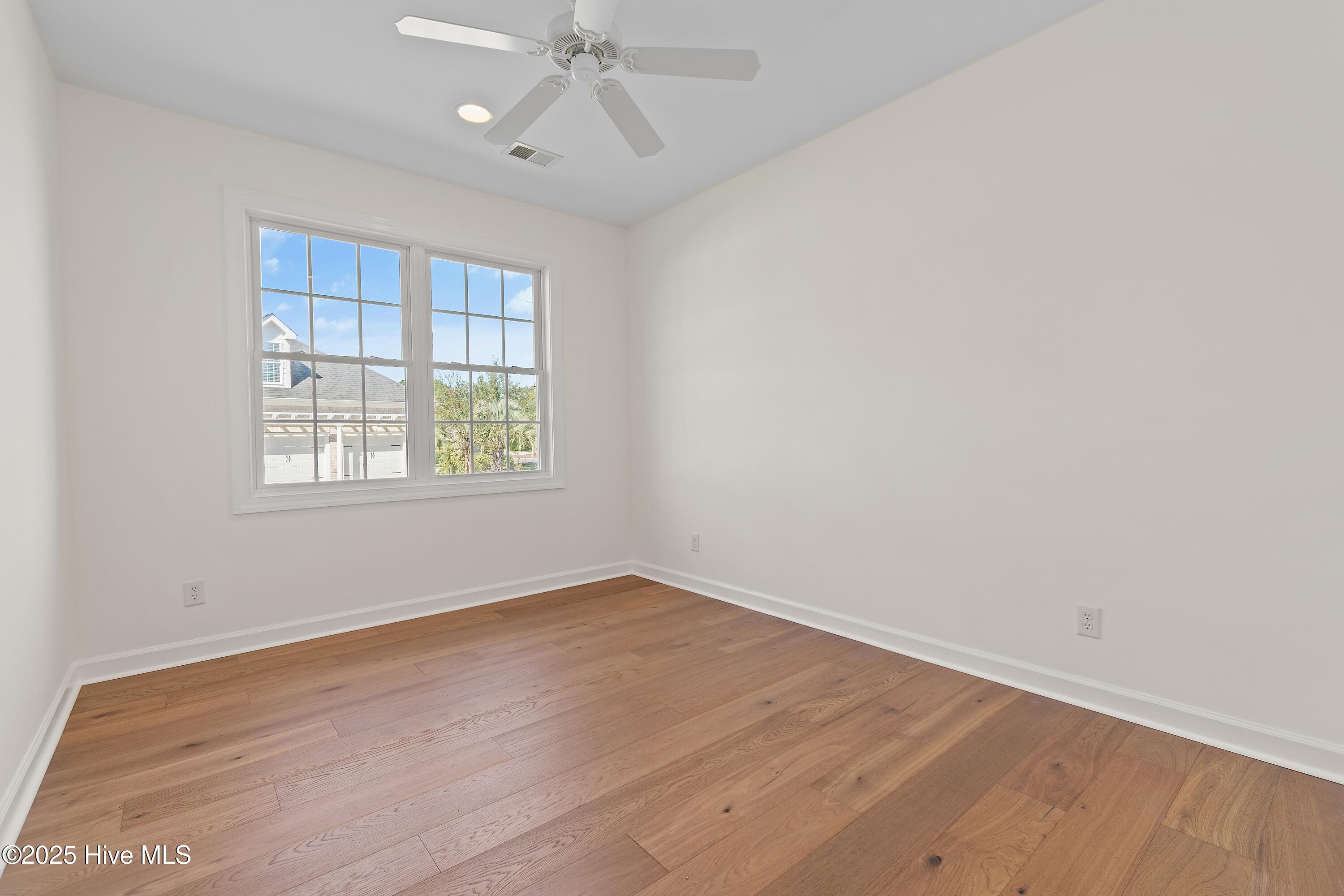 100537823 | Photo 38