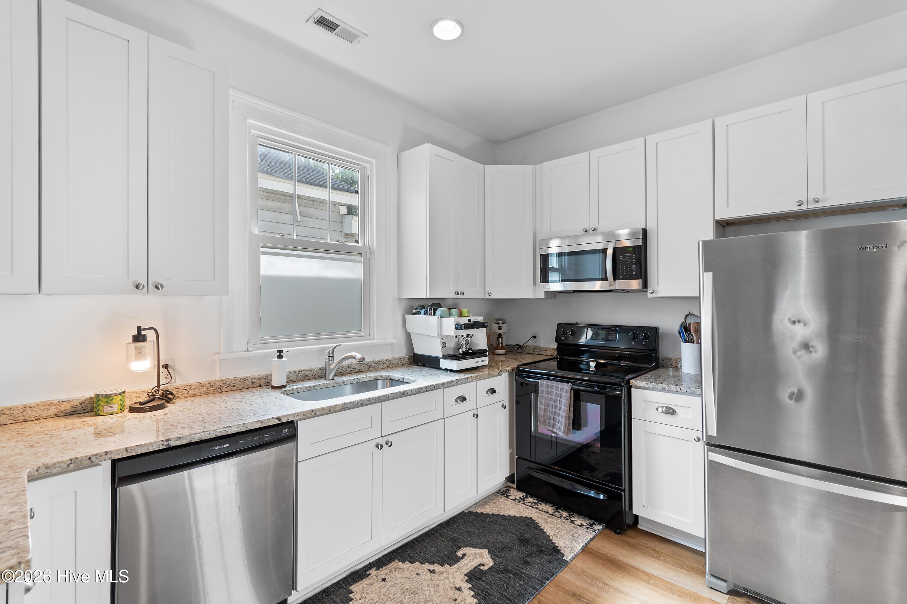 100568086 | Photo 15