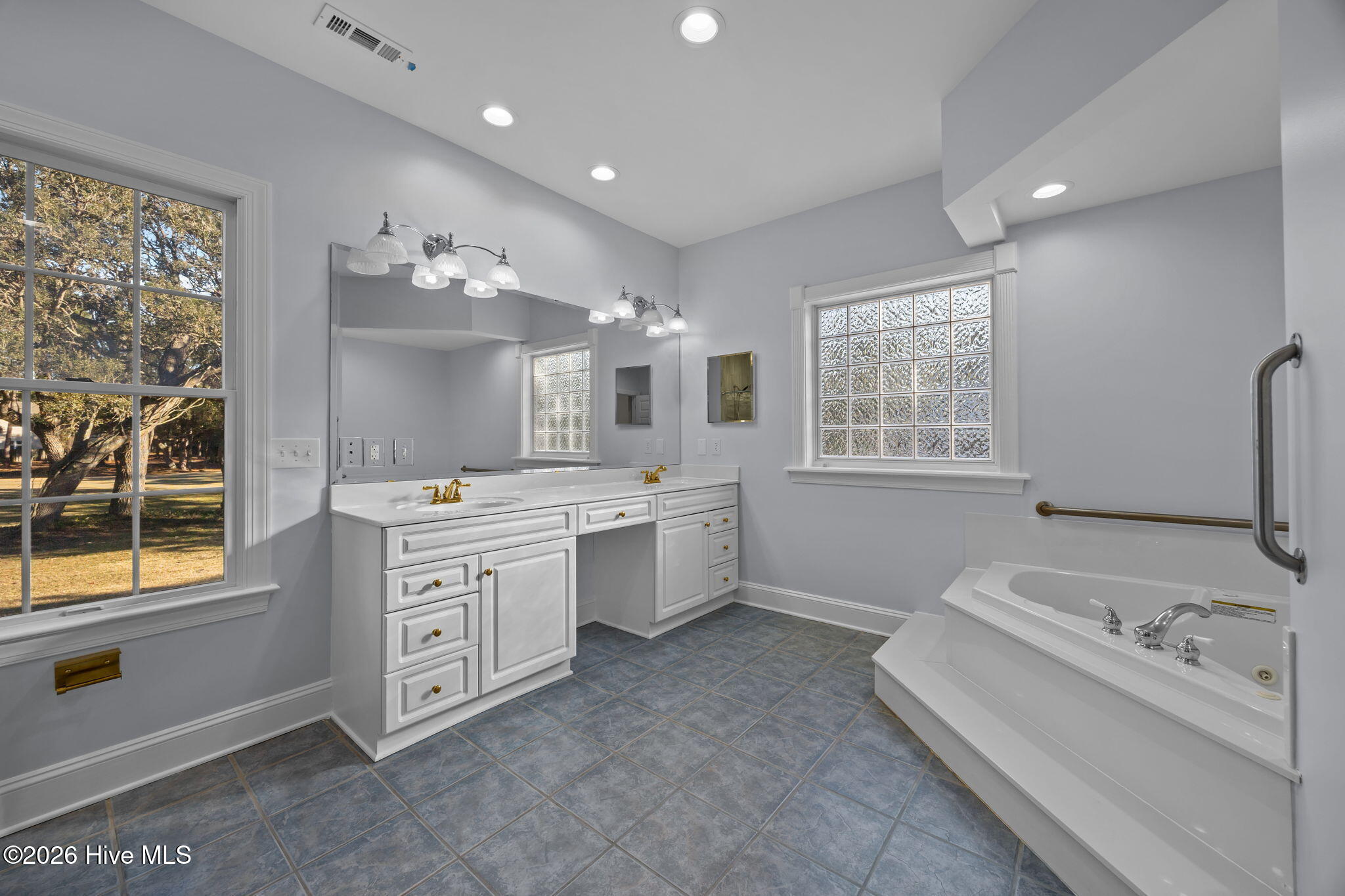 100548022 | Photo 24