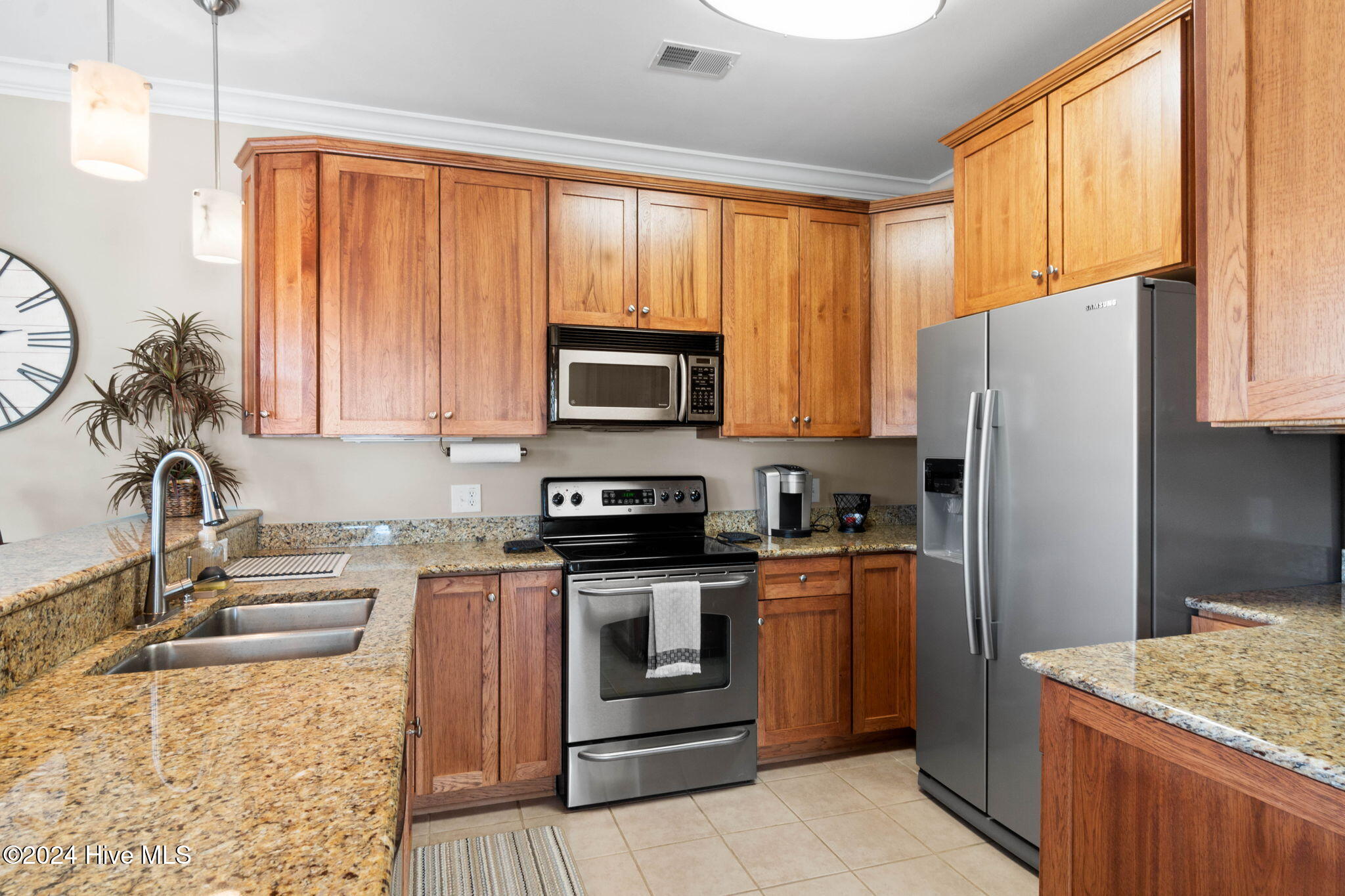 100548065 | Photo 13