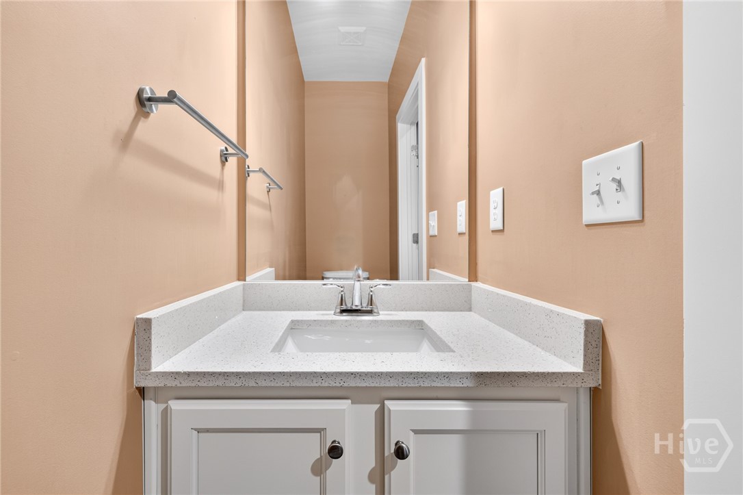 Foyer 1/2 Bath