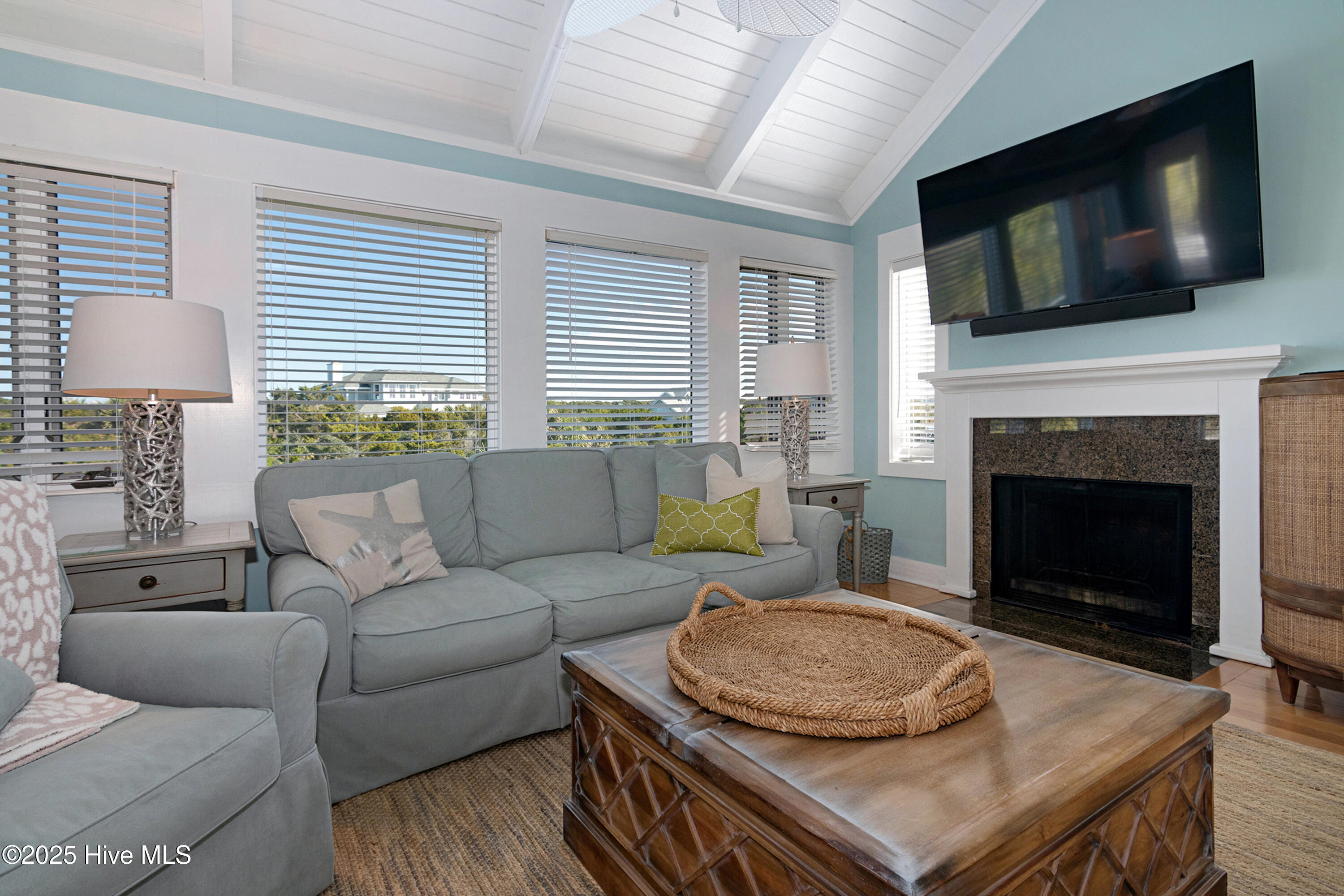 100526215 | Photo 28