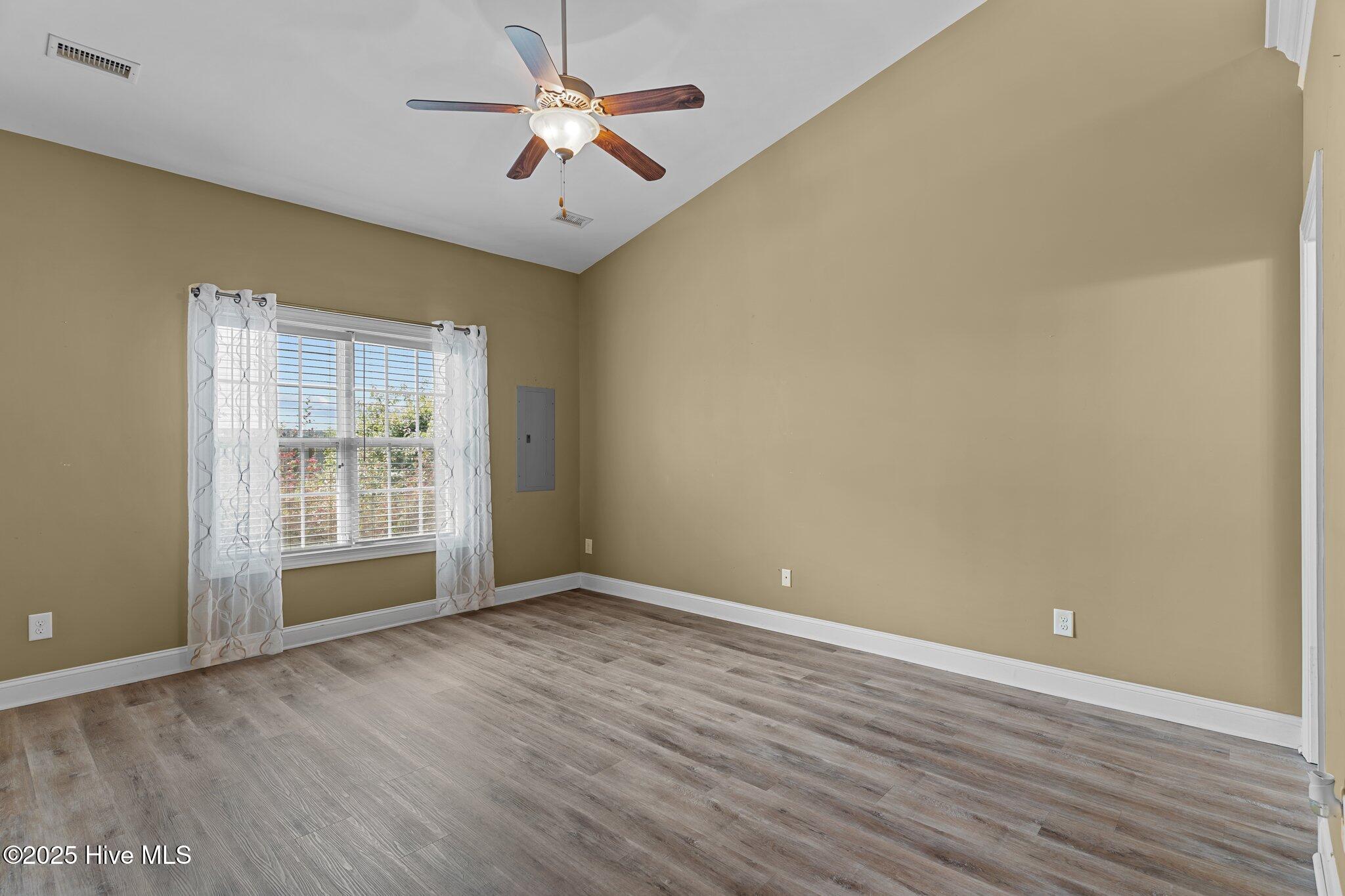 100513214 | Photo 23