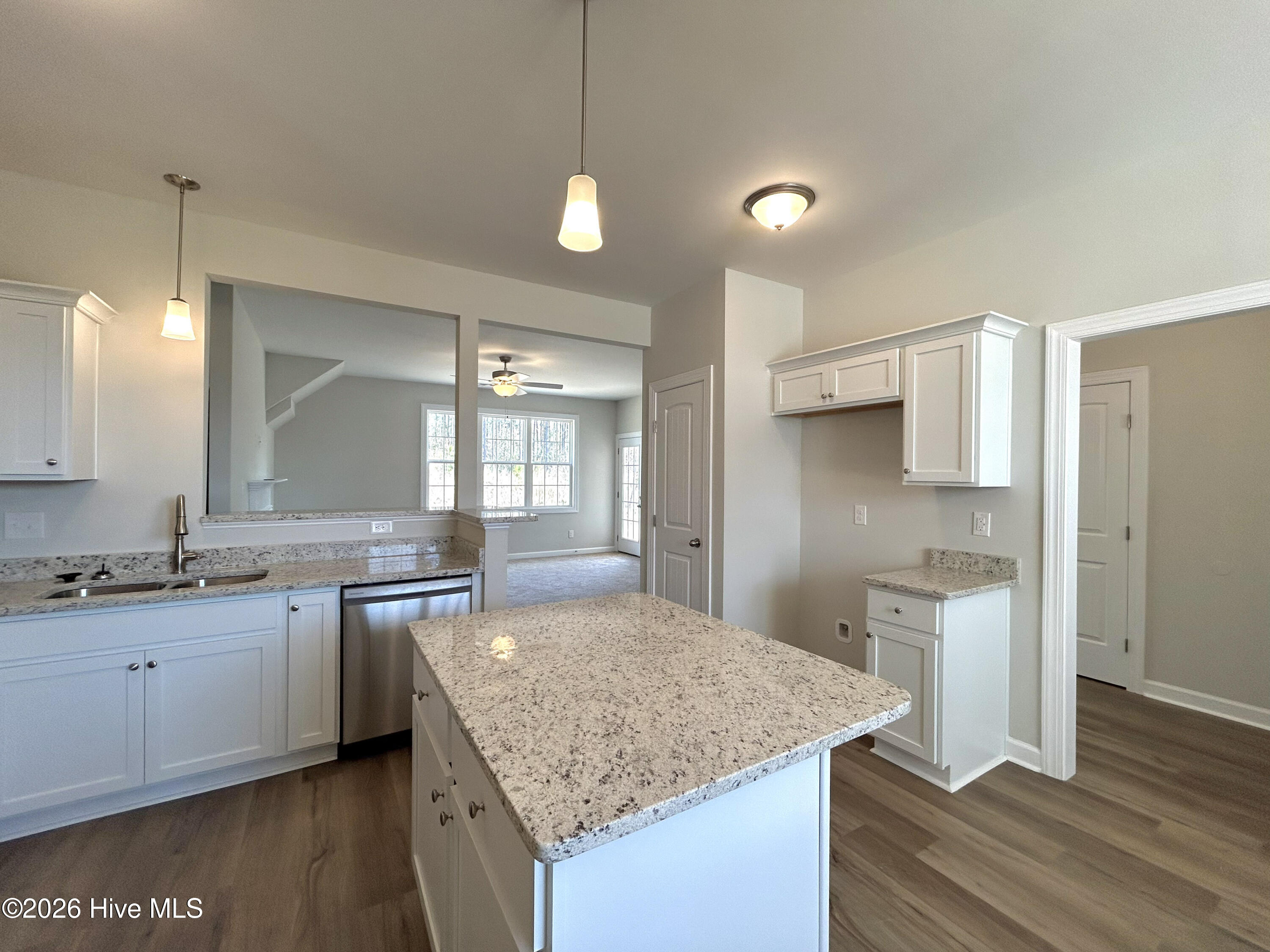 100560362 | Photo 22