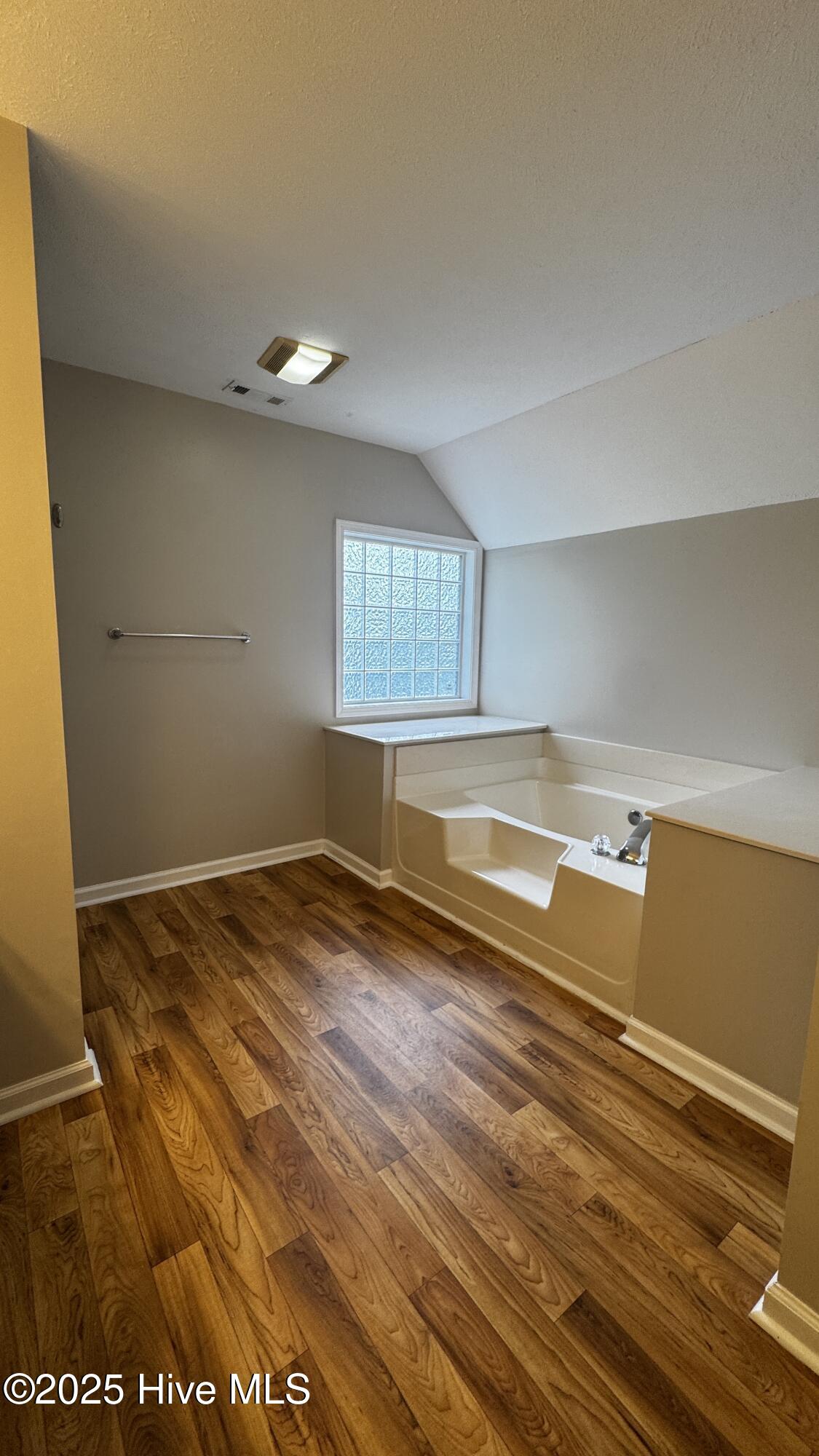 100525819 | Photo 26