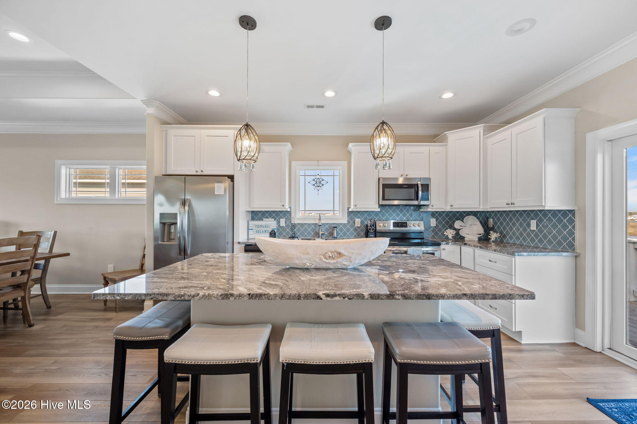 100552072 | Photo 11