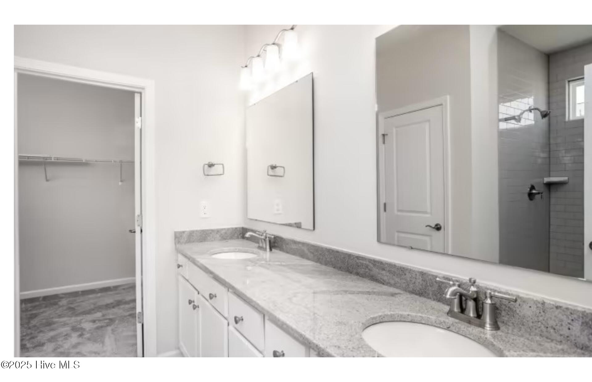 100551874 | Photo 12