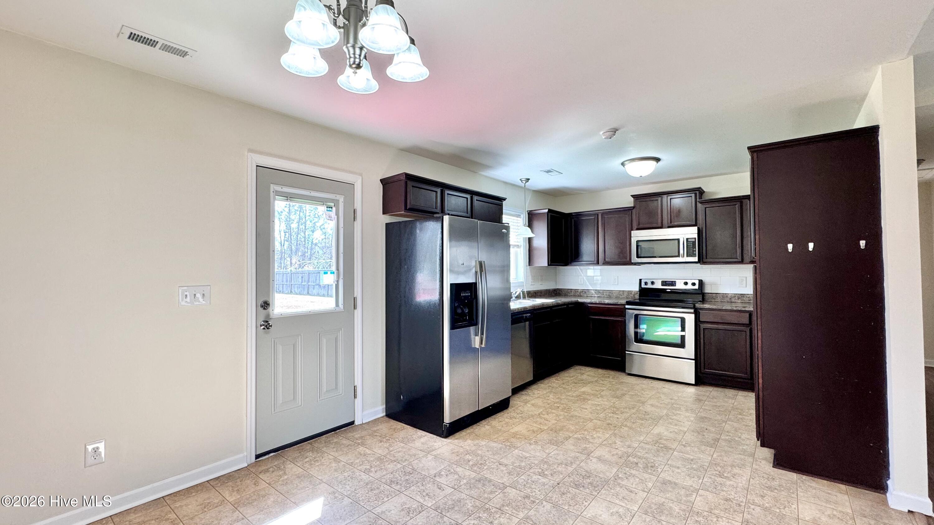 100561973 | Photo 11