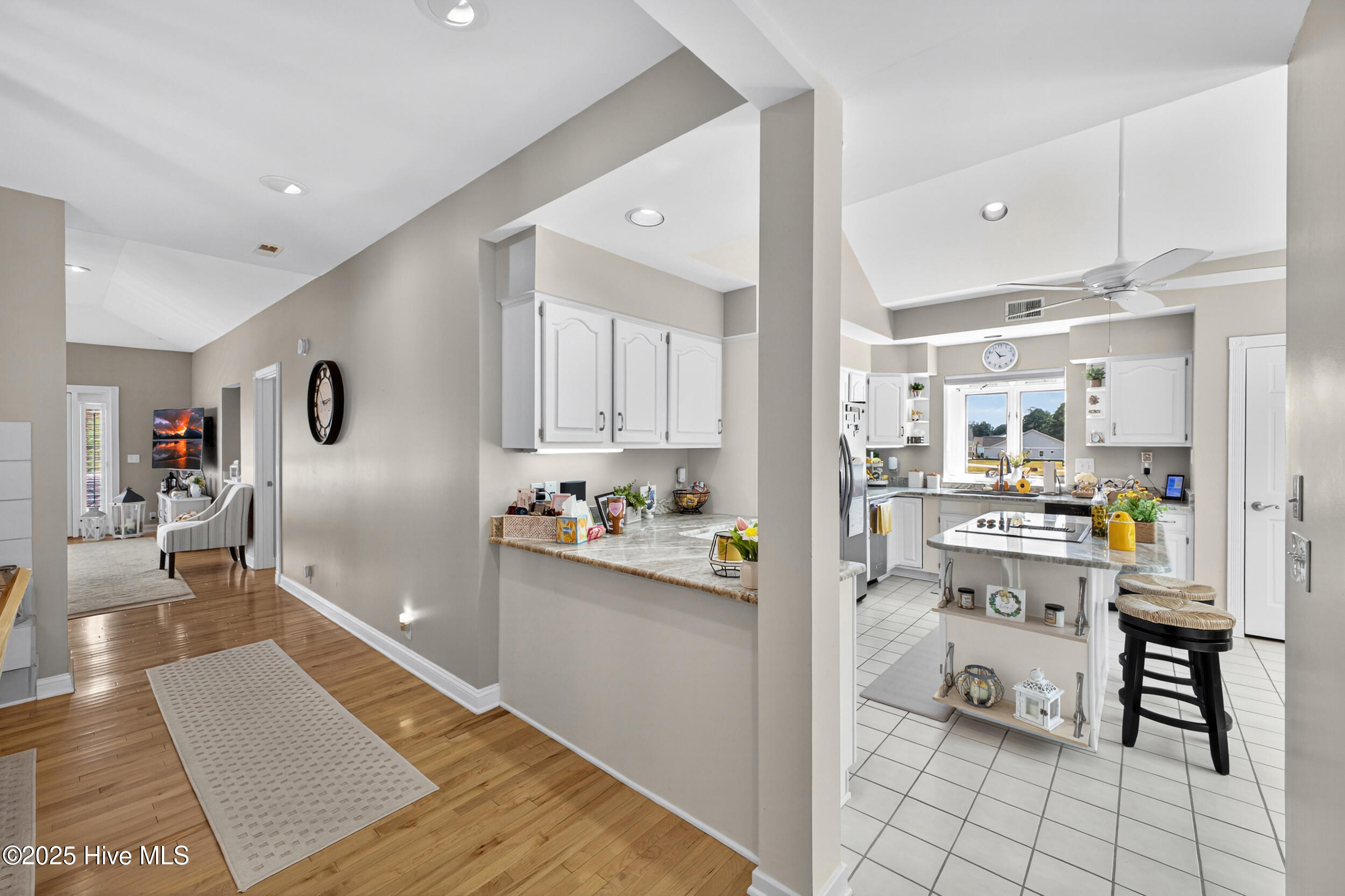 100528794 | Photo 21