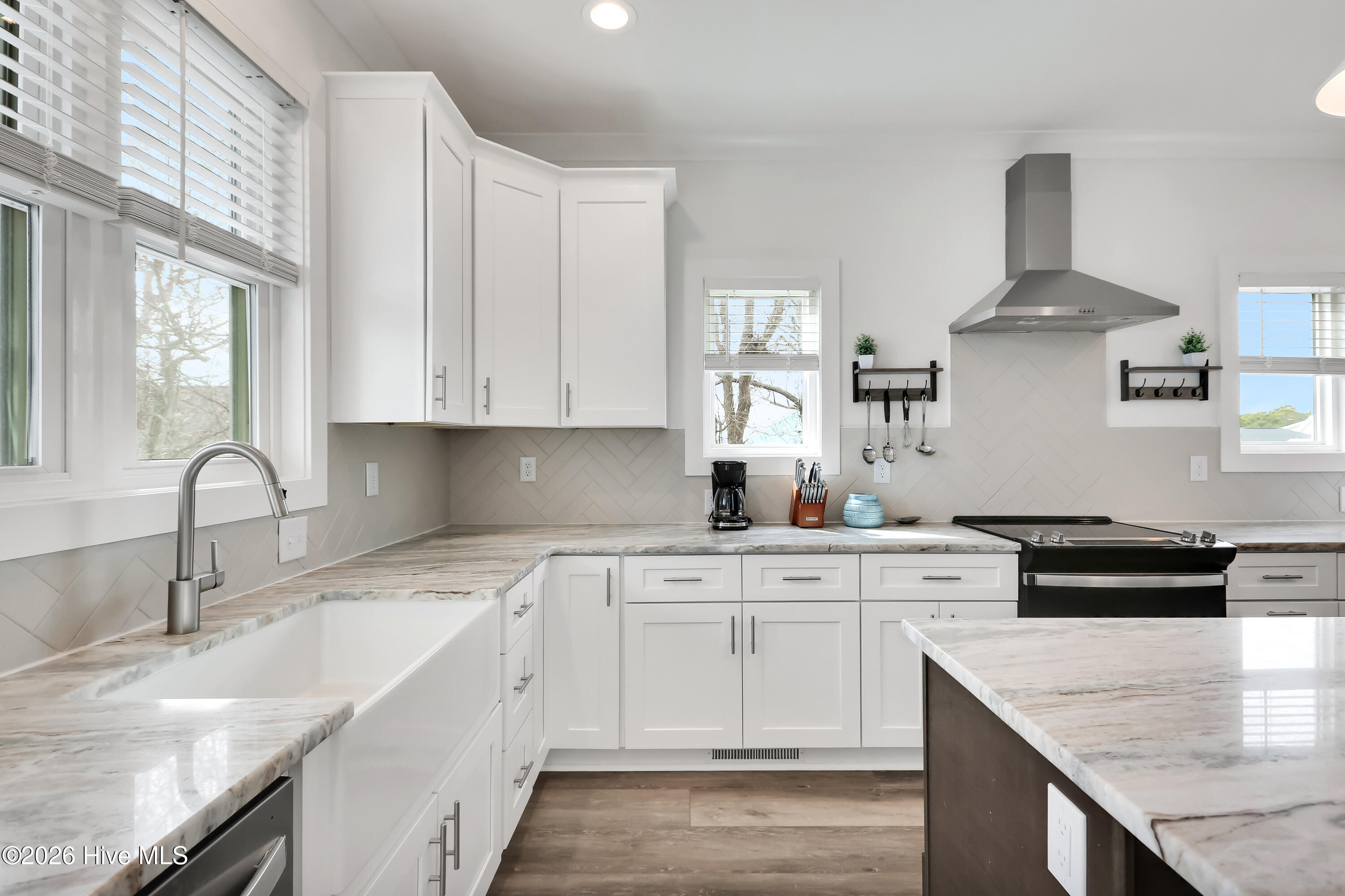 100557006 | Photo 29