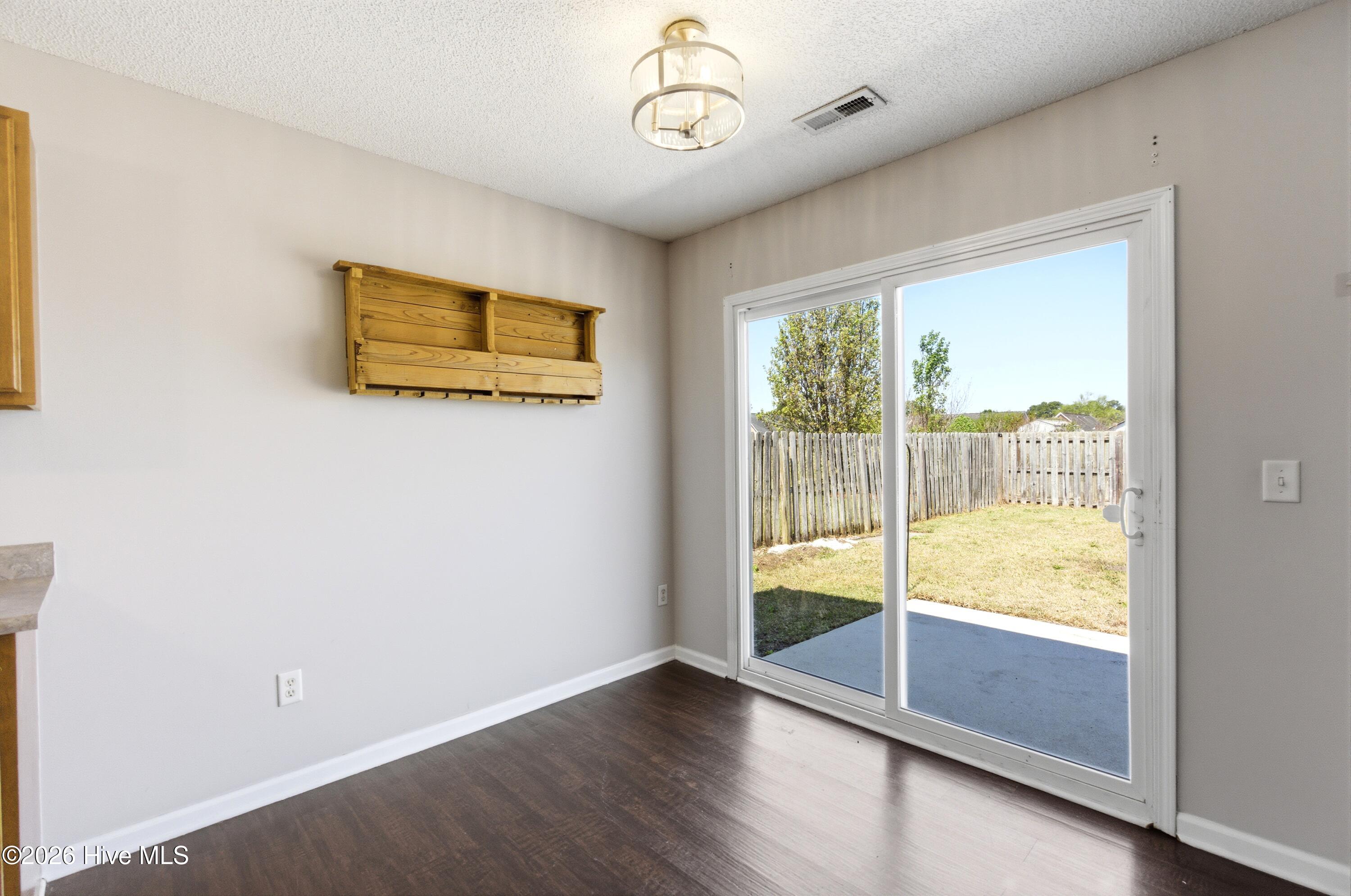 100560348 | Photo 11