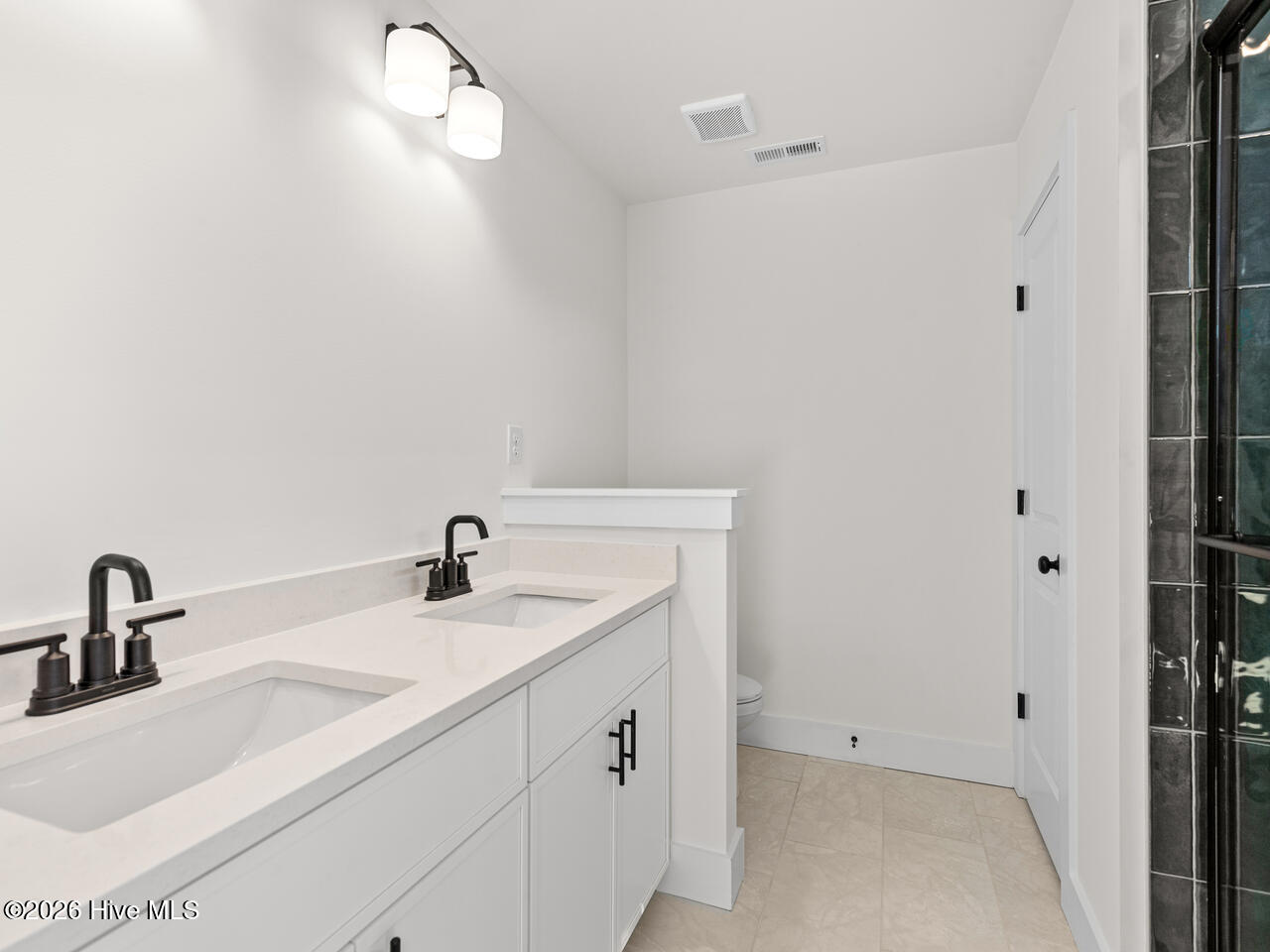 100547597 | Photo 35