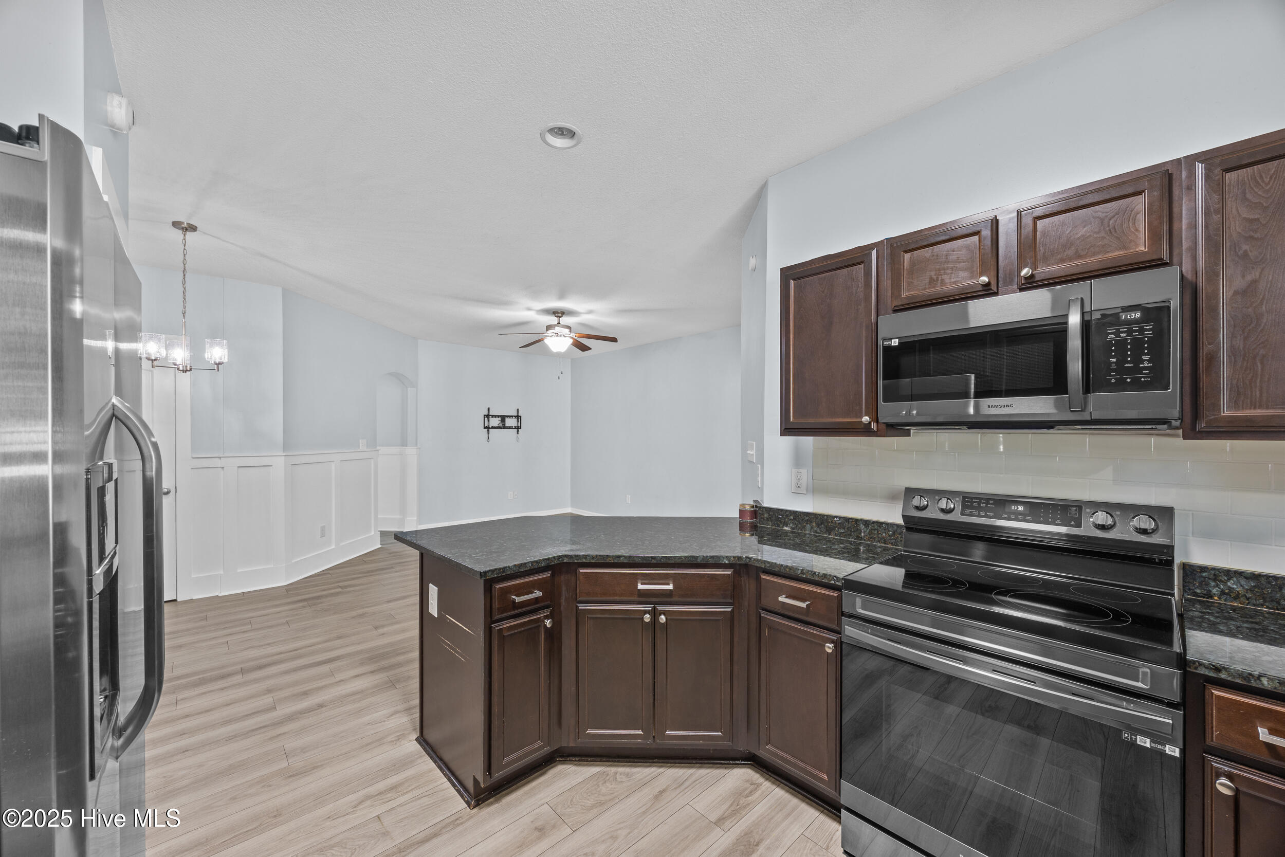 100538119 | Photo 14