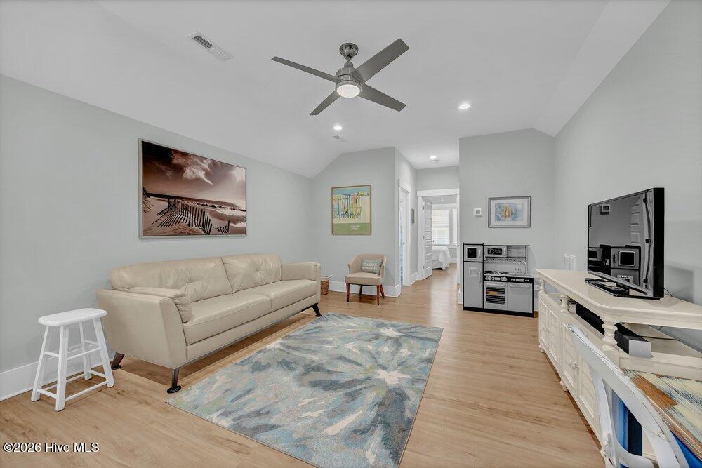 100561584 | Photo 27