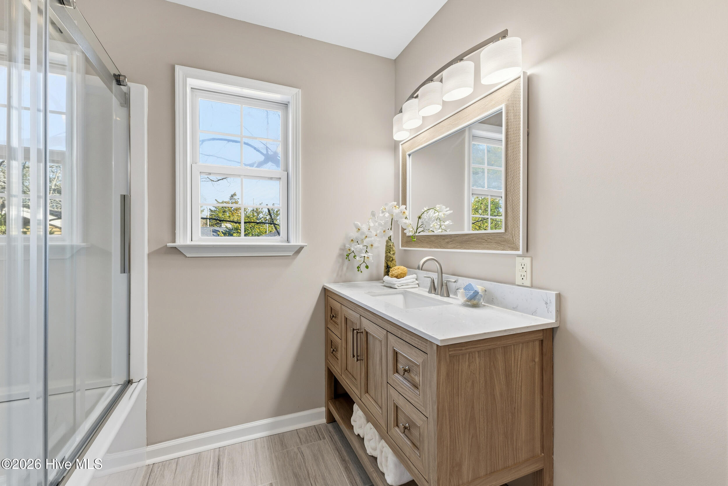 100548014 | Photo 19