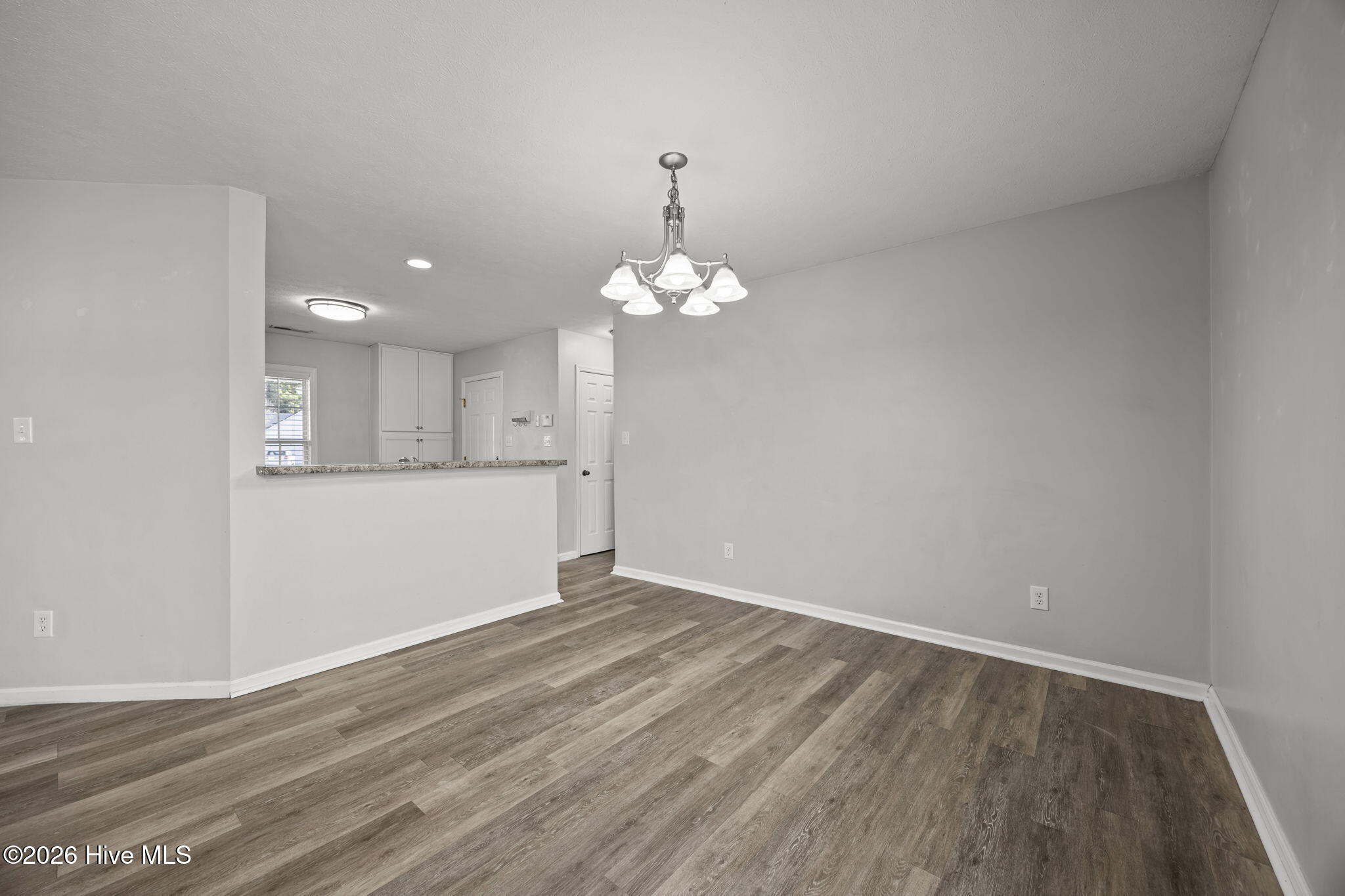 100549843 | Photo 11