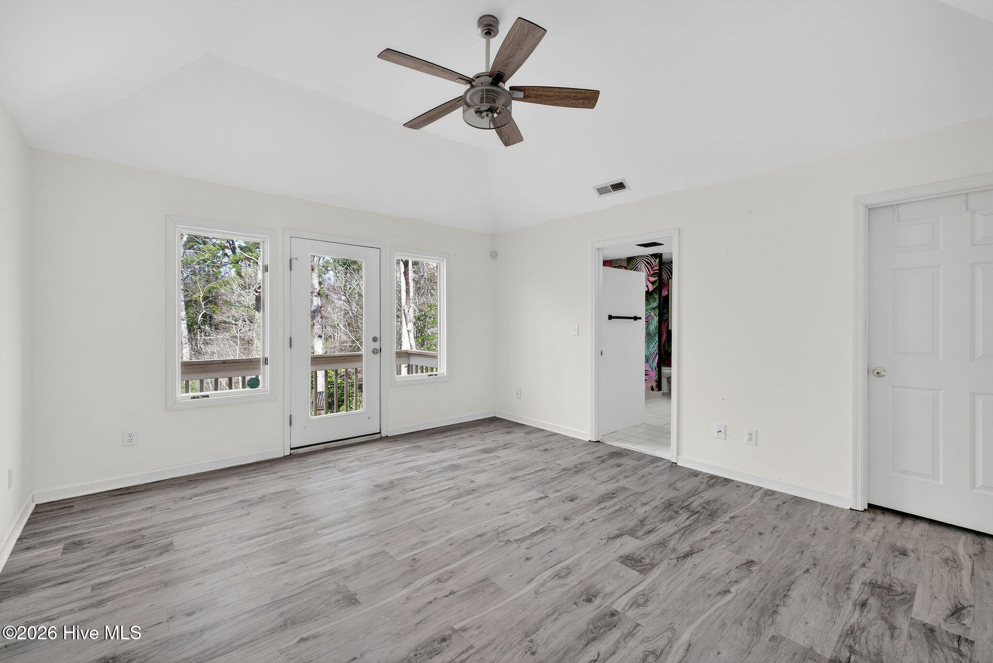 100556345 | Photo 45