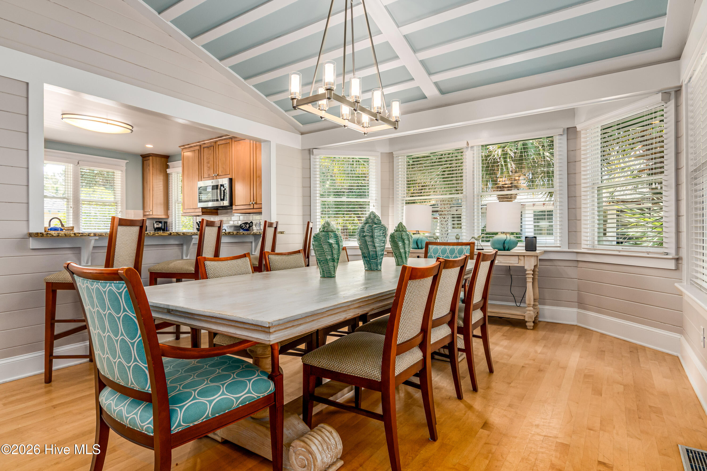 100565822 | Photo 19