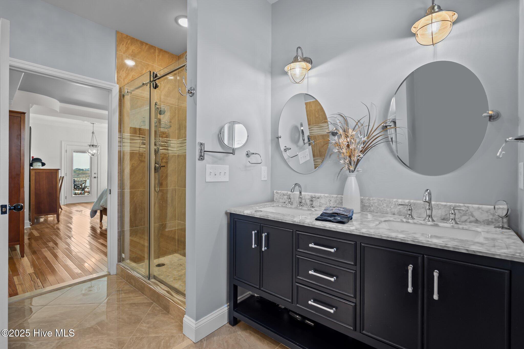 100532890 | Photo 38