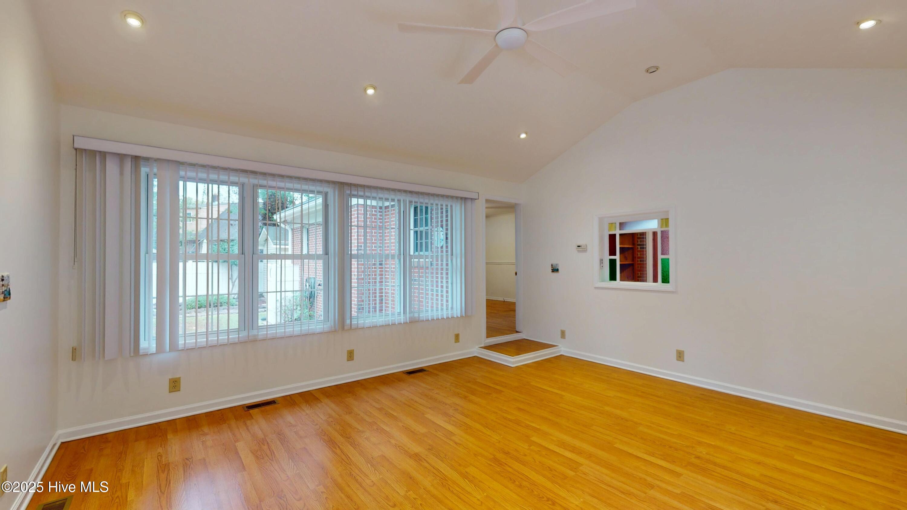 100536535 | Photo 17