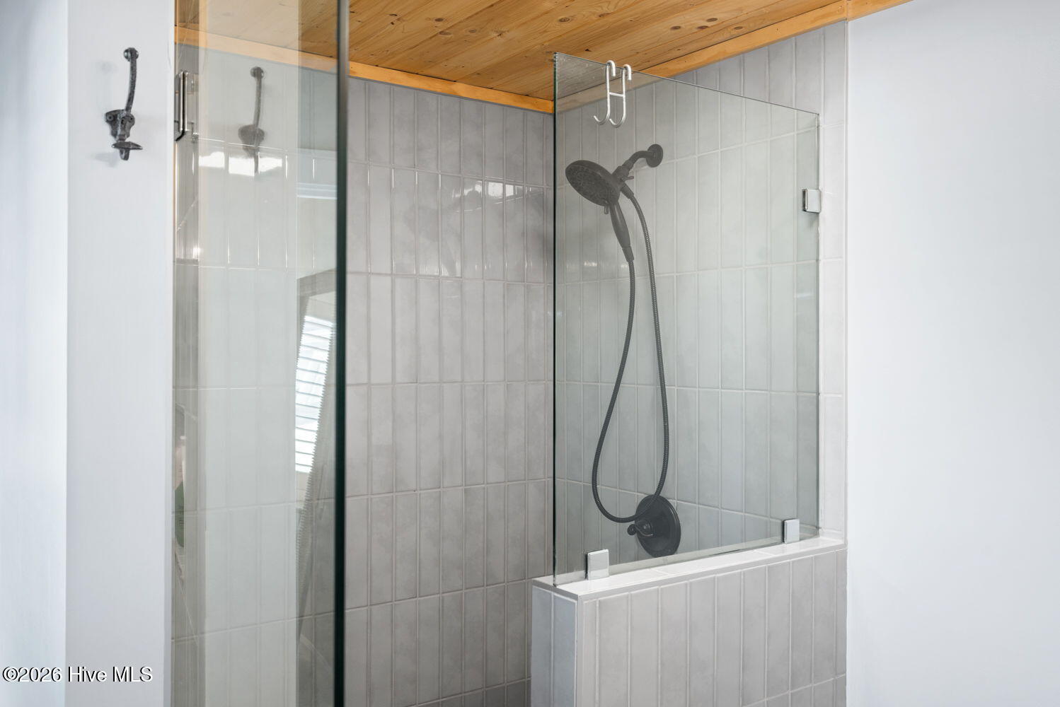 100569670 | Photo 30