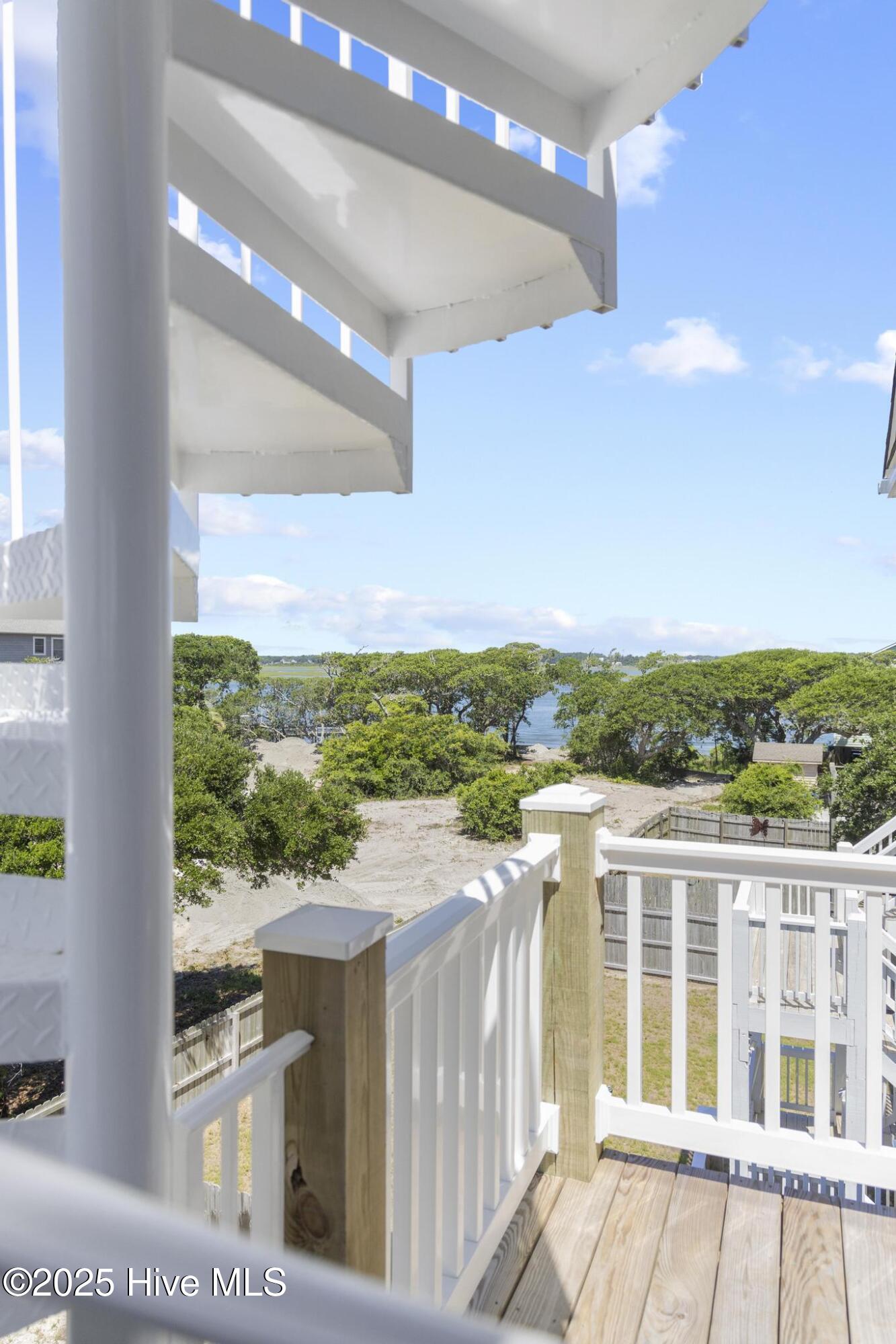 100498543 | Photo 99