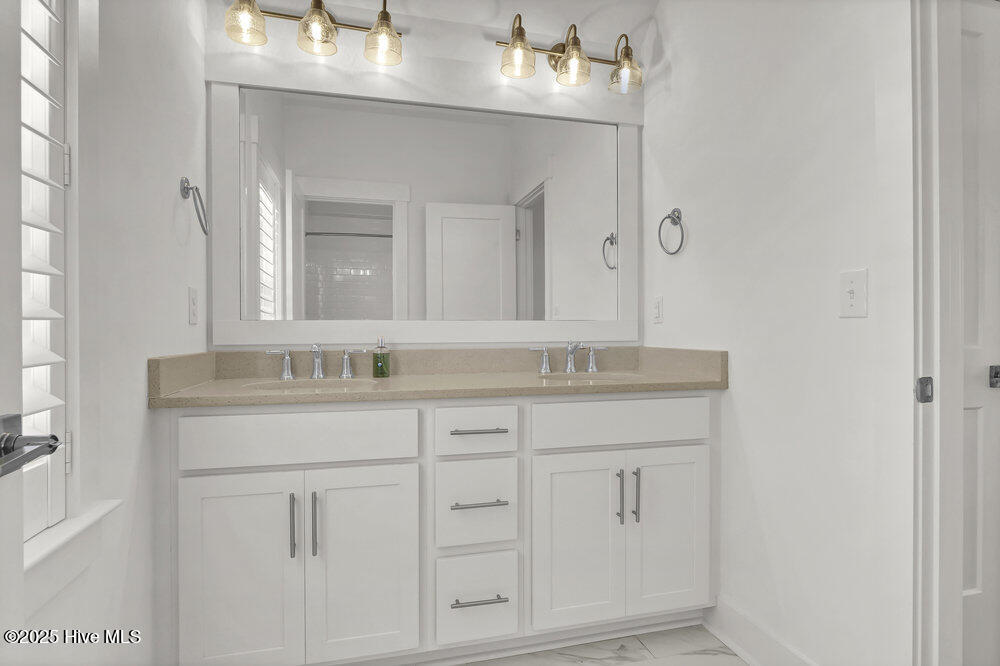 100518047 | Photo 34