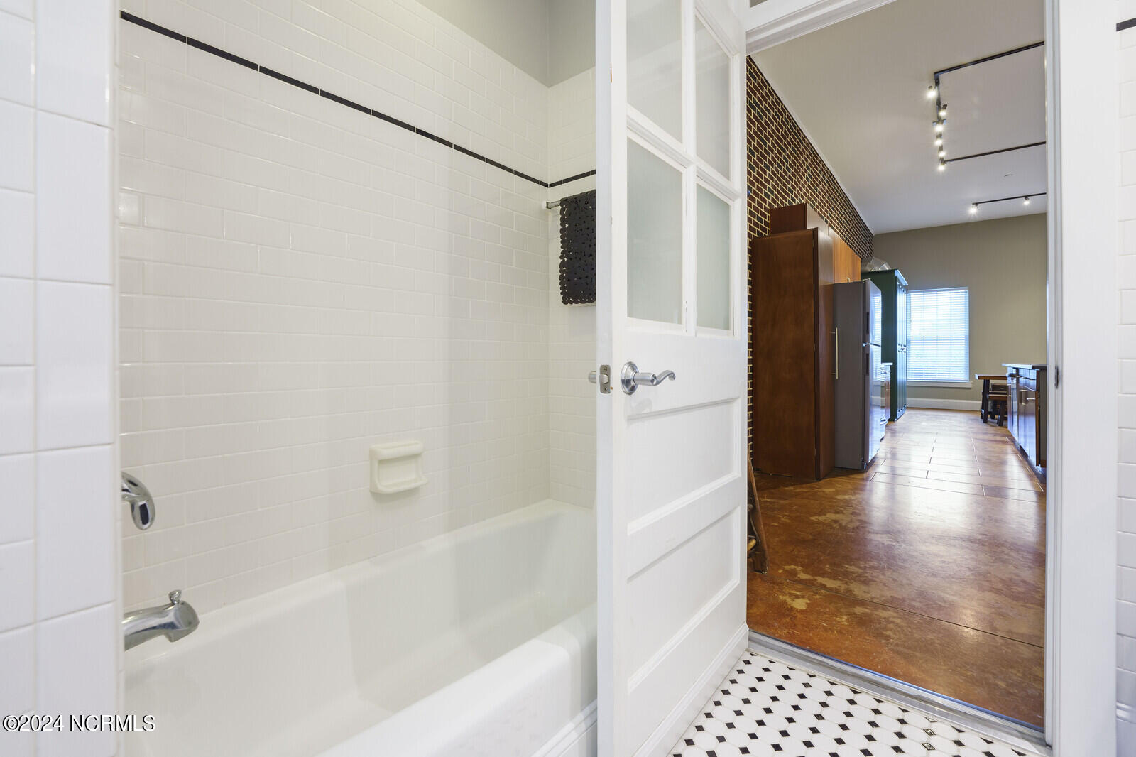 100512715 | Photo 16