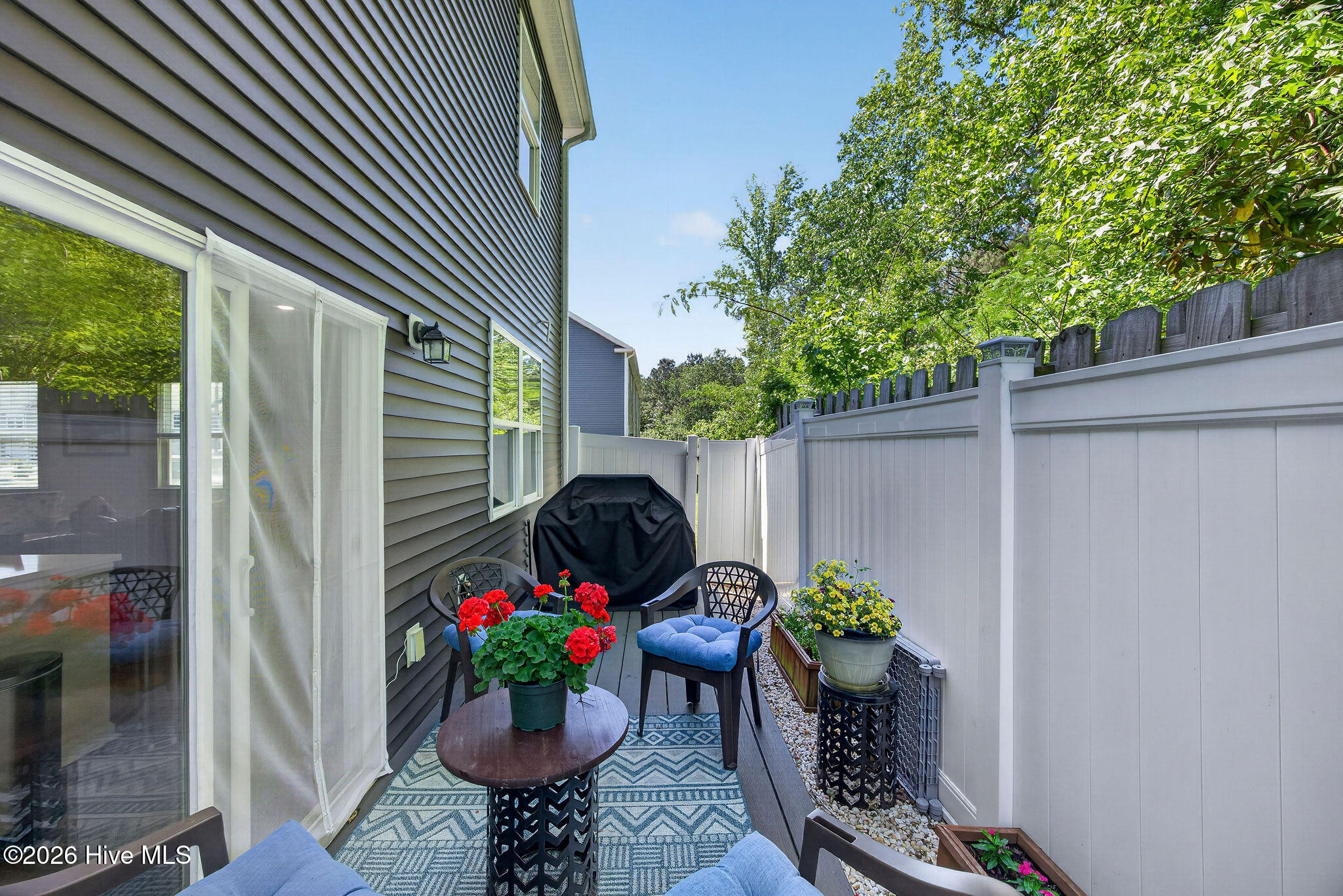 100570180 | Photo 39