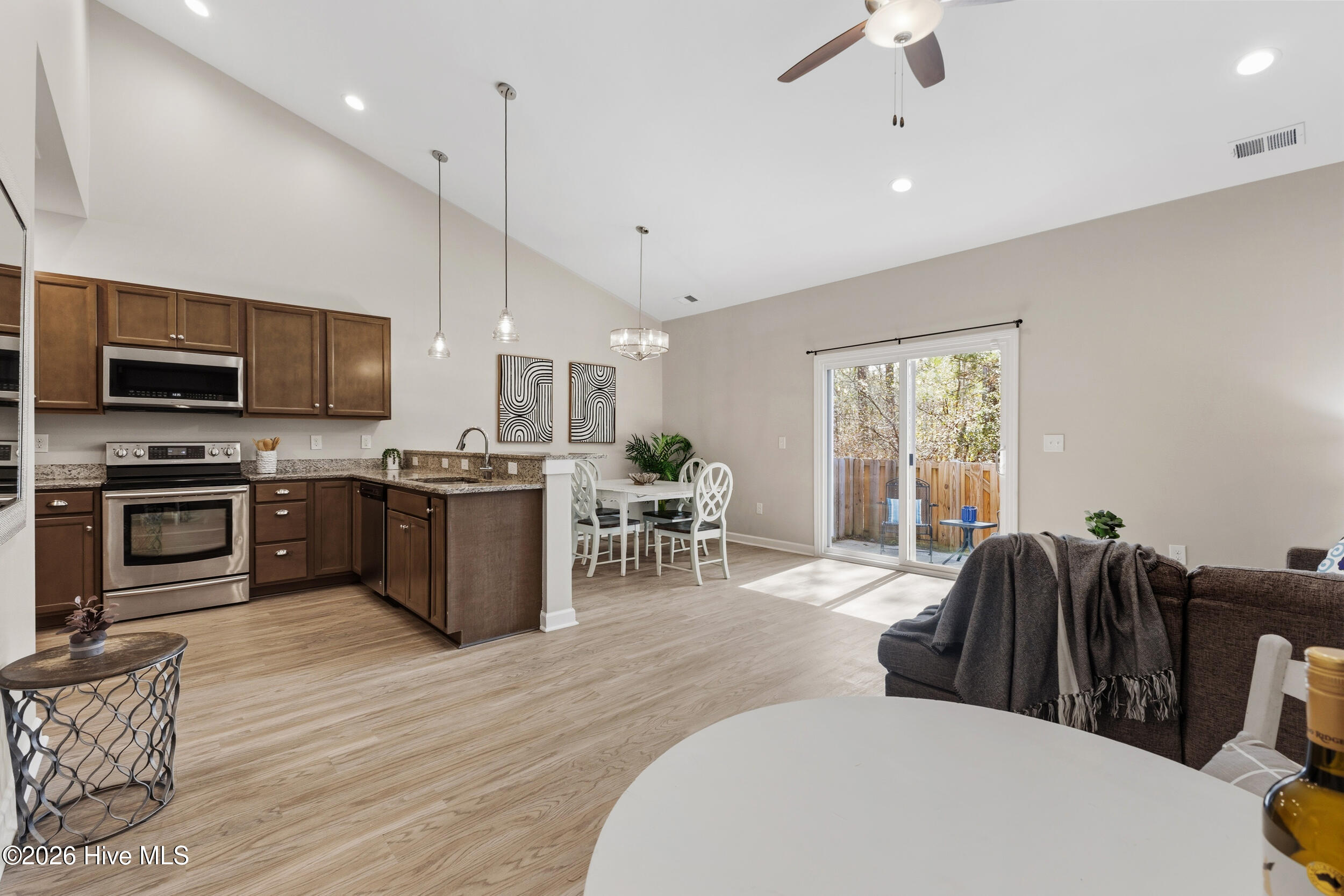 100558693 | Photo 12