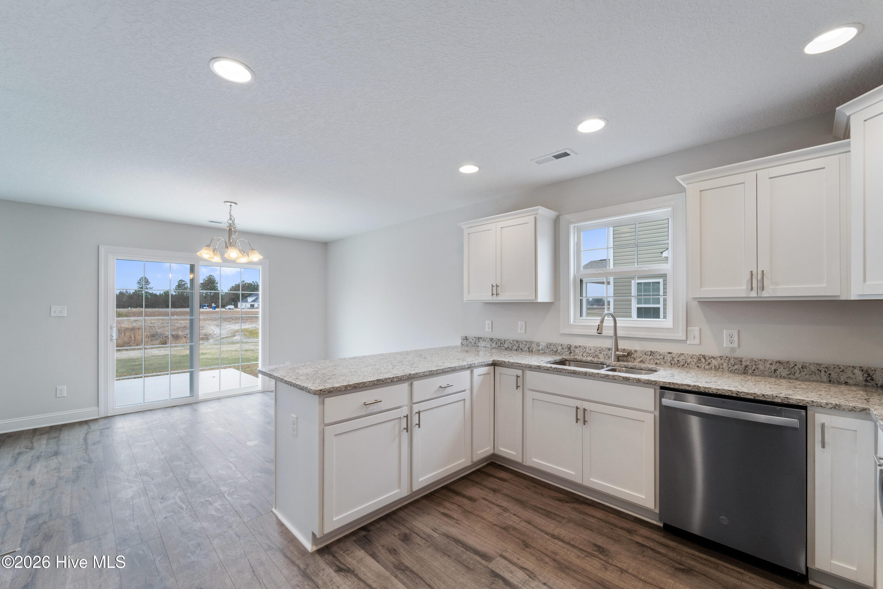 100523680 | Photo 13