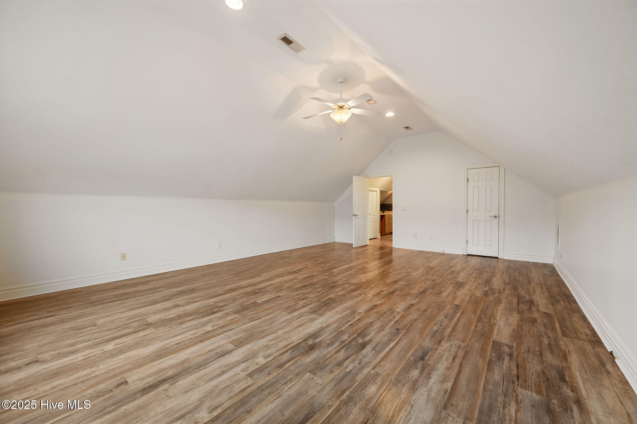 100546164 | Photo 35